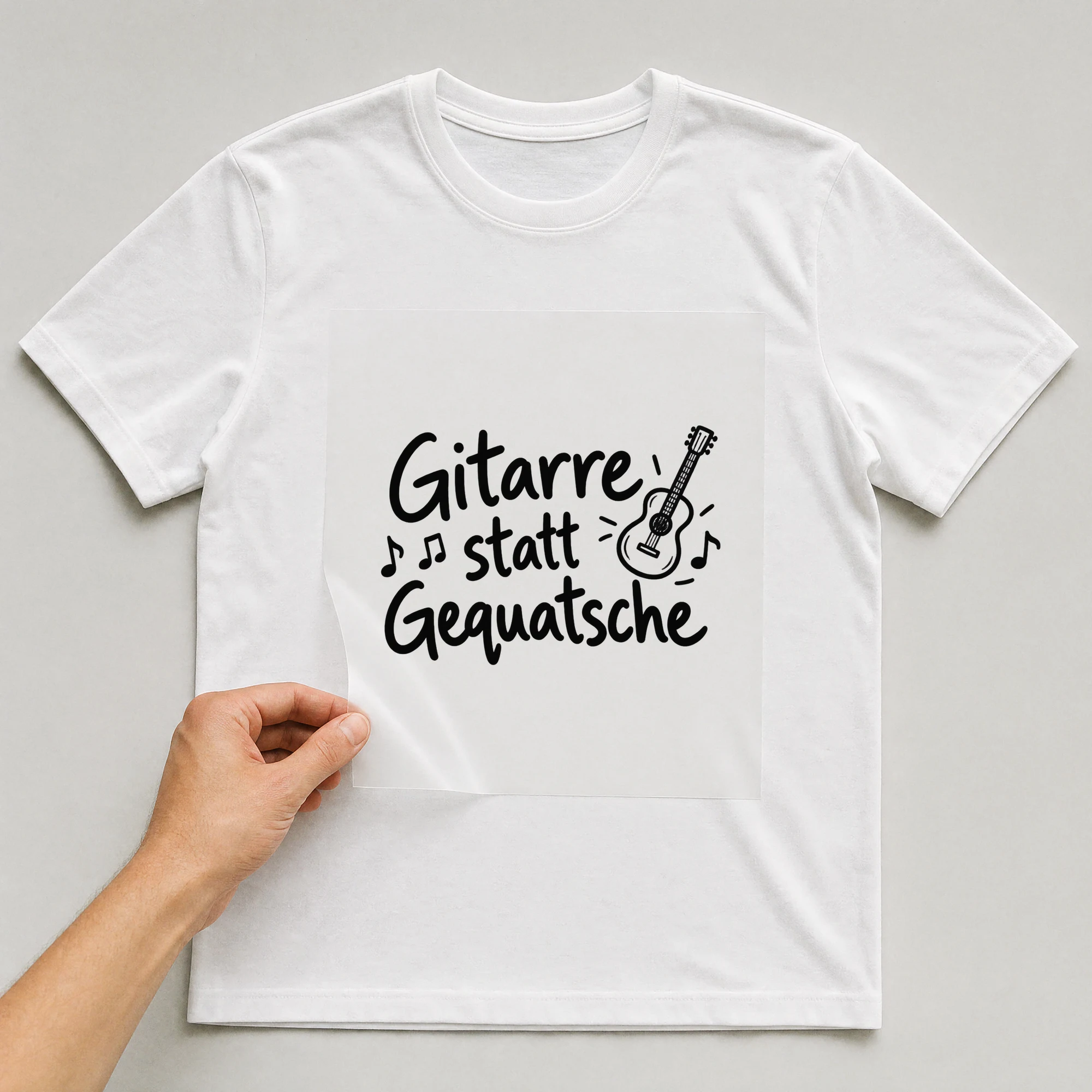 Bügelbild „Gitarre statt Gequatsche“ auf weißem T-Shirt, Folie wird aufgelegt