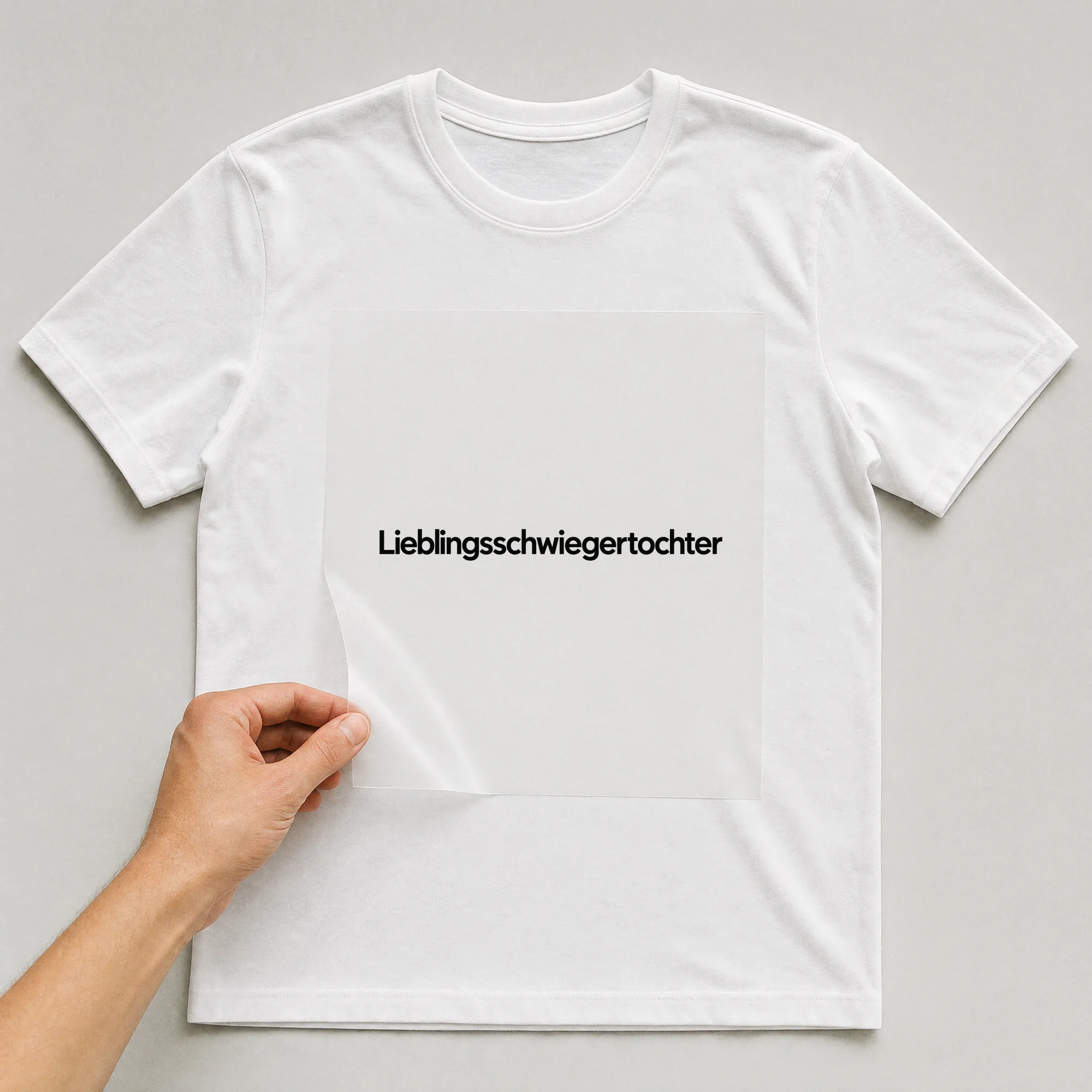 Bügelbild „Lieblingsschwiegertochter“ auf weißem T-Shirt, Folie wird aufgelegt