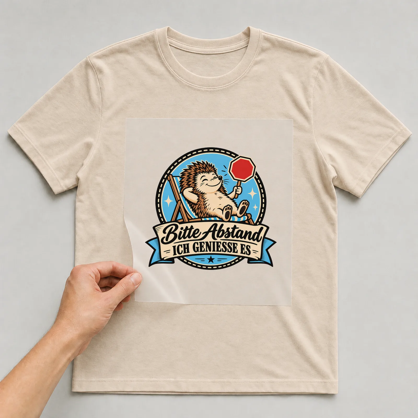 Bügelbild „Bitte Abstand ich genieße es“ auf beigem T-Shirt, Folie wird aufgelegt