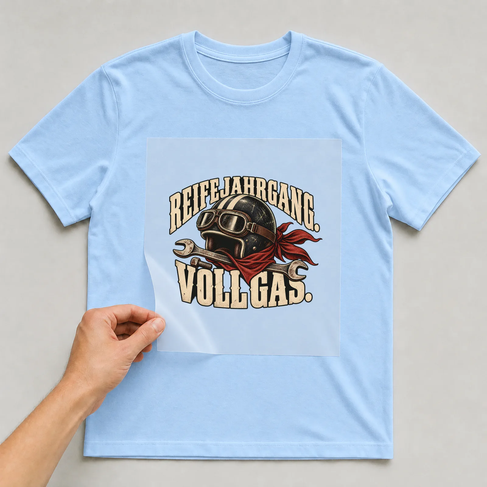 Bügelbild „Reifejahrgang. Vollgas.“ auf hellblauem T-Shirt, Folie wird aufgelegt