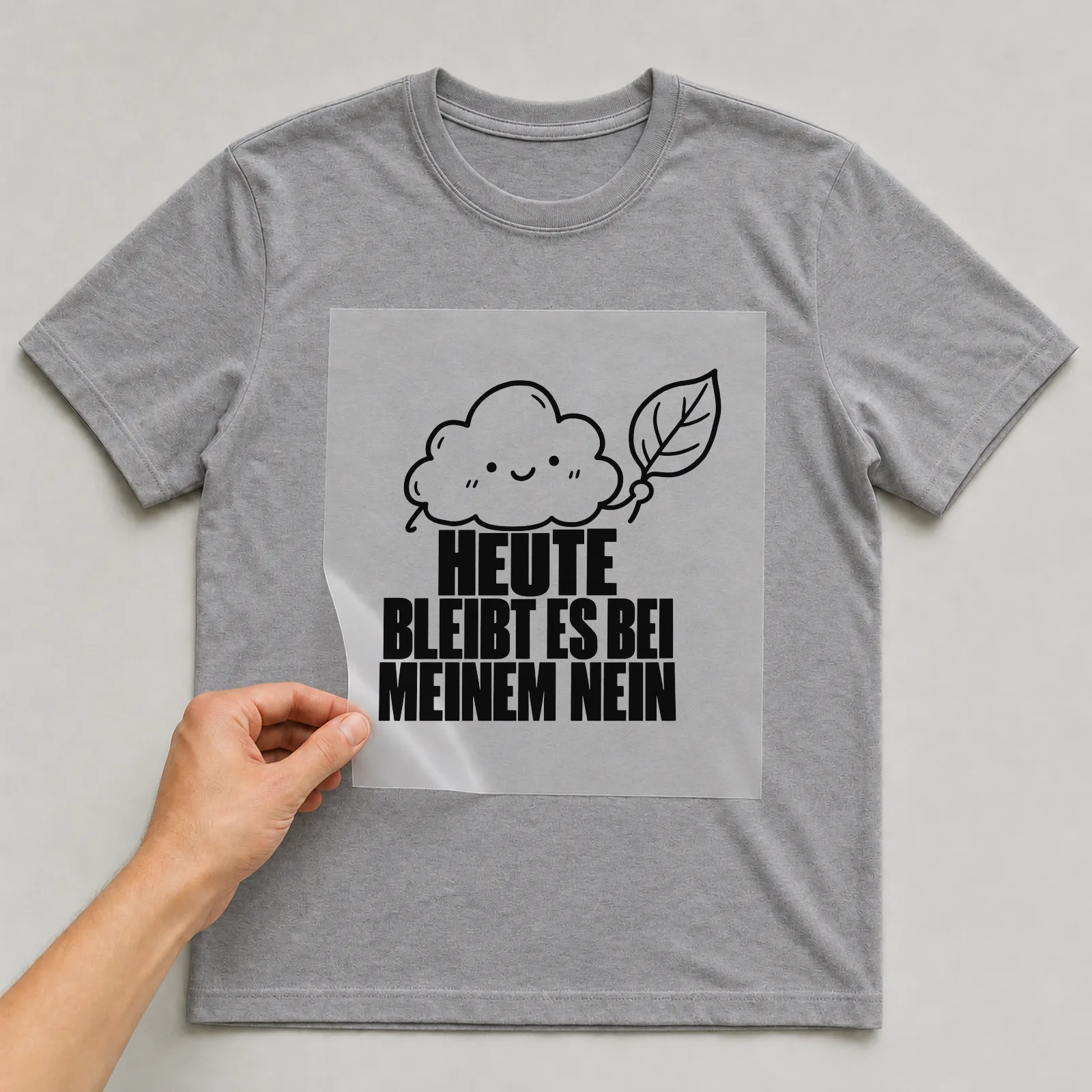 Bügelbild „Heute bleibt es bei meinem nein“ auf grauem T-Shirt, Folie wird aufgelegt