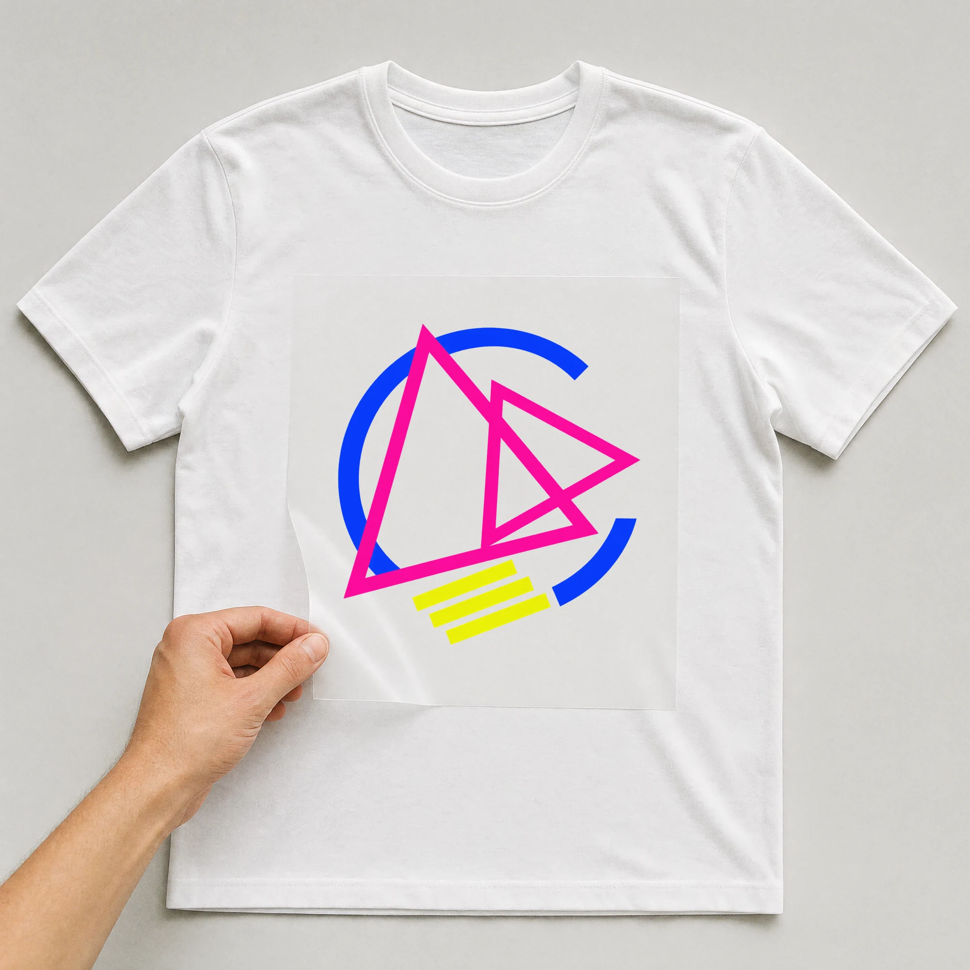Bügelbild „Rave Geometry“ auf weißem T-Shirt, Folie wird aufgelegt