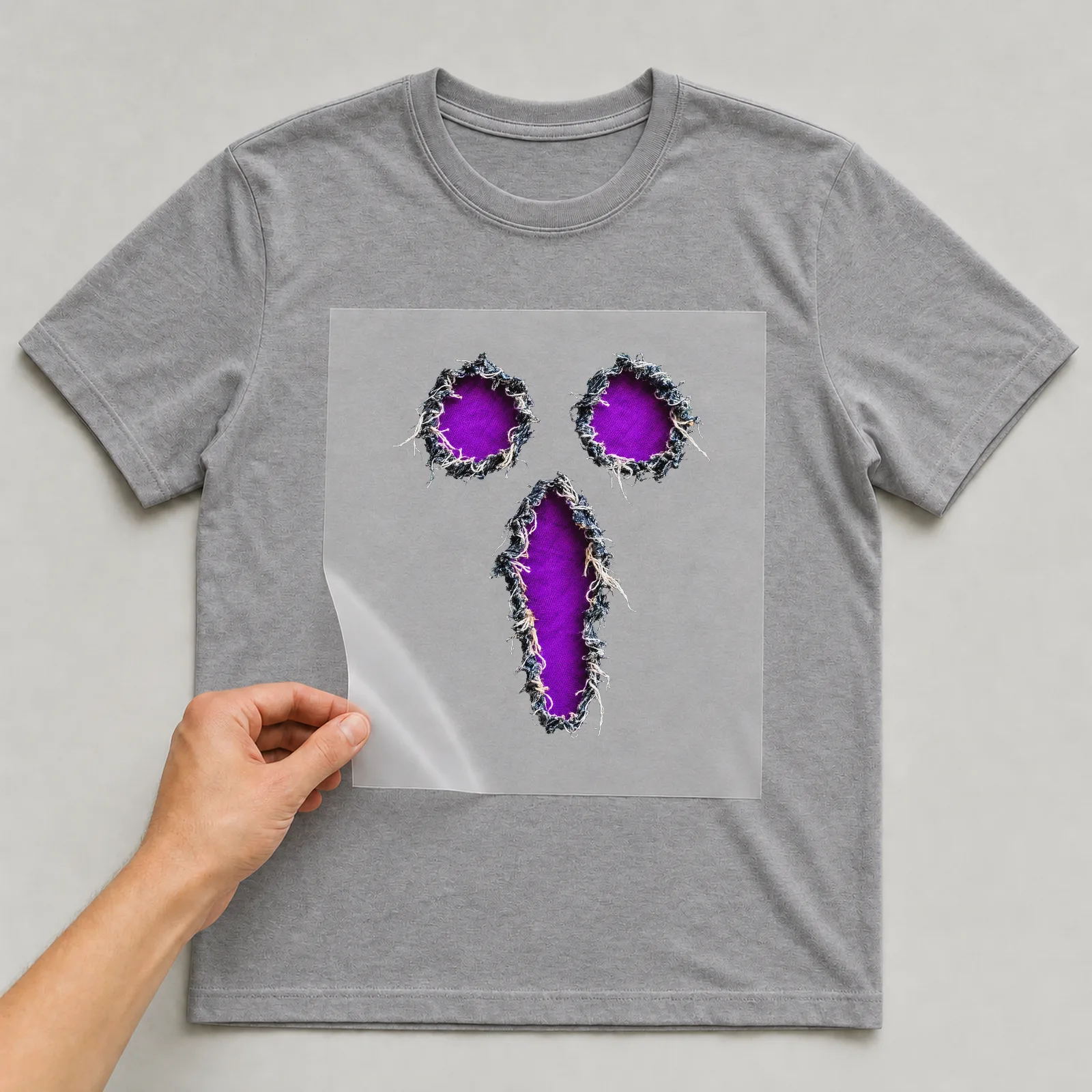 Bügelbild Geist Zerrissen (Halloween) auf grauem T-Shirt, Folie wird aufgelegt