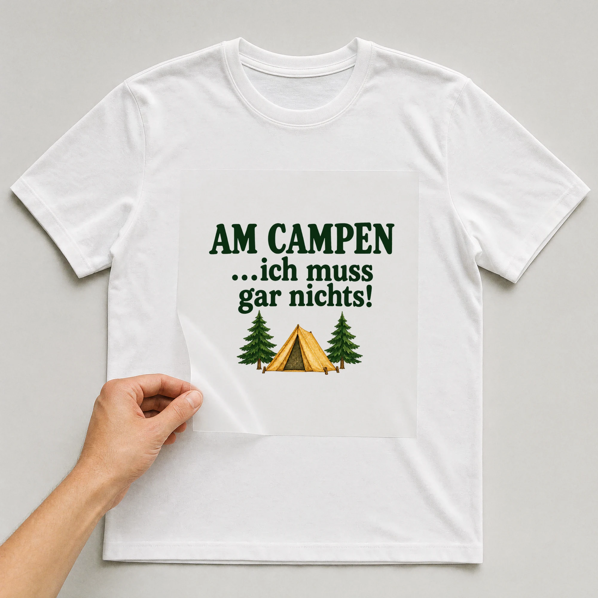 Bügelbild „AM CAMPEN ...ich muss gar nichts!“ auf weißem T-Shirt, Folie wird aufgelegt