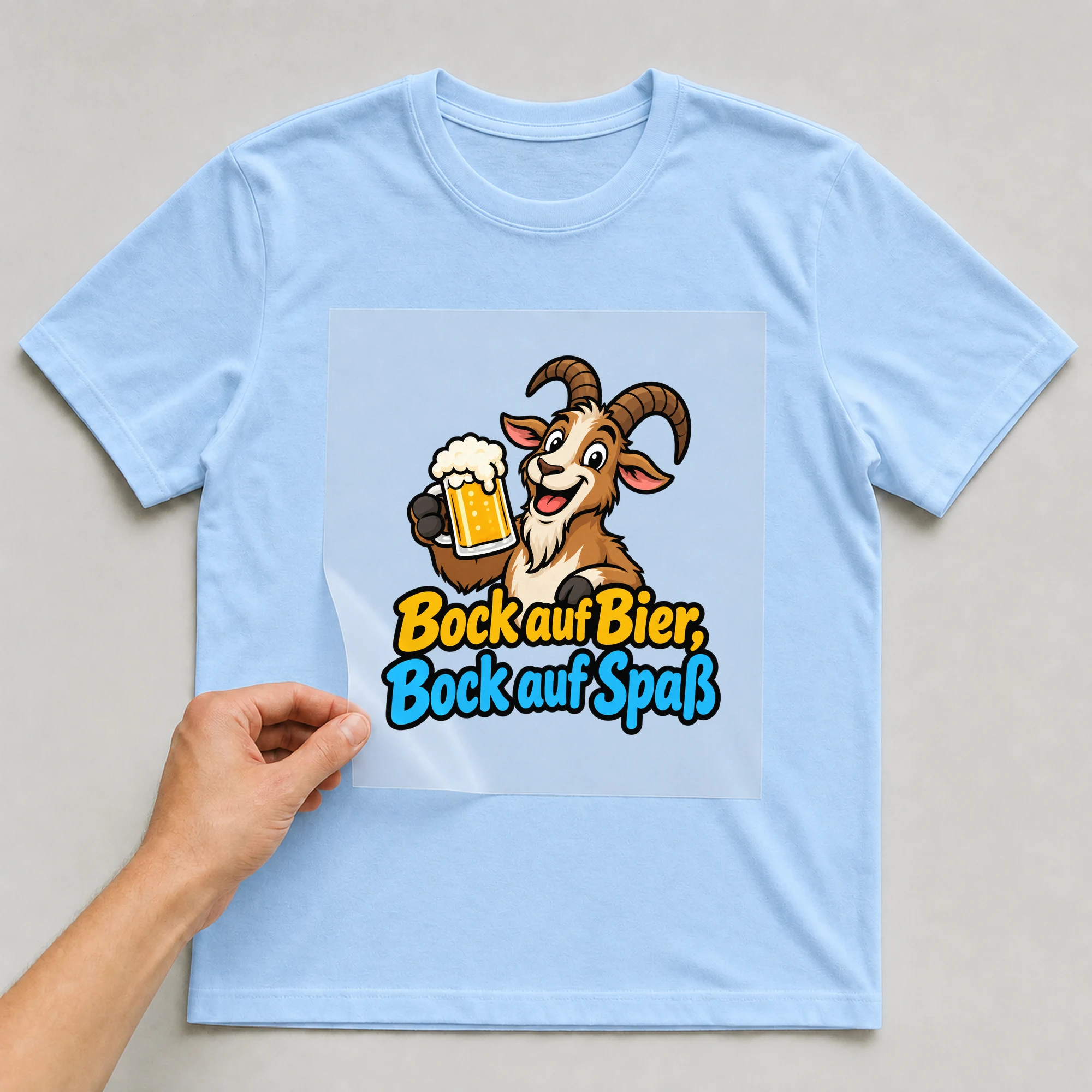 Bügelbild „Bock auf Bier, Bock auf Spaß“ auf babyblauem T-Shirt, Folie wird aufgelegt