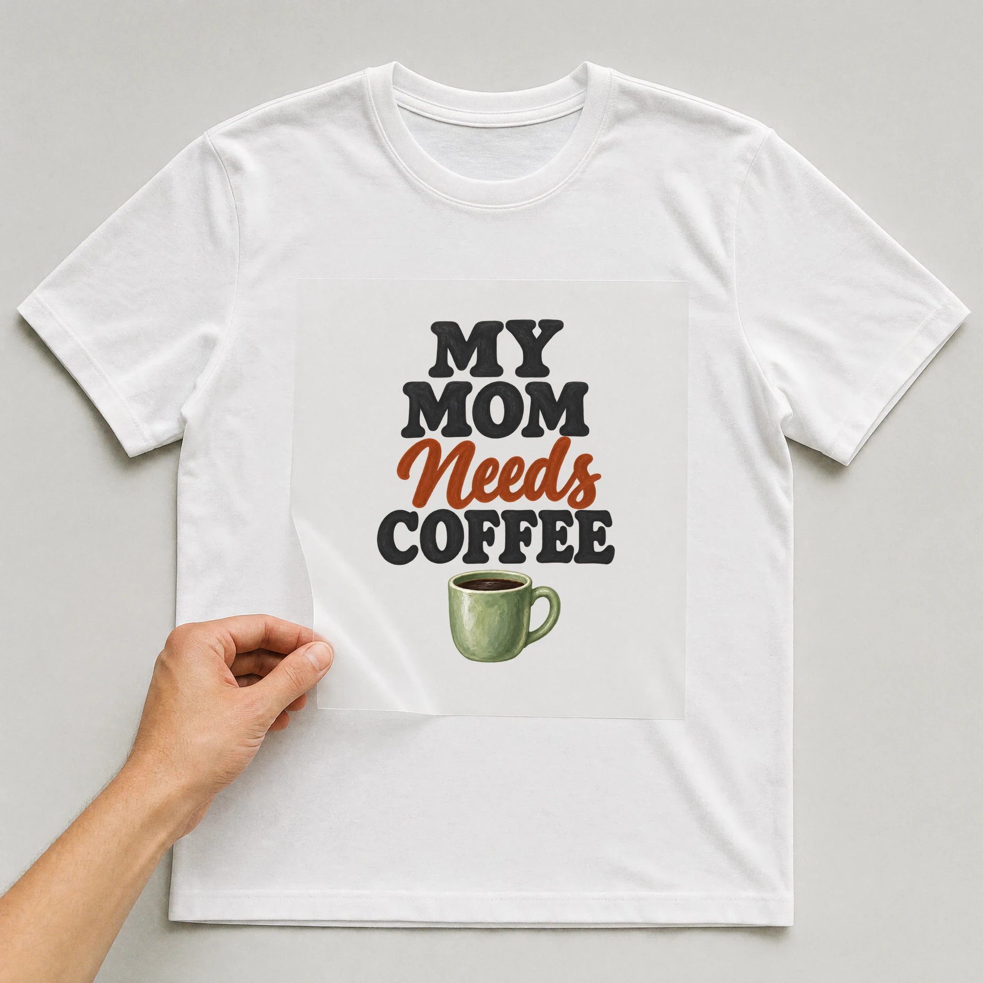 Bügelbild „My Mom Needs Coffee“ auf weißem T-Shirt, Folie wird aufgelegt