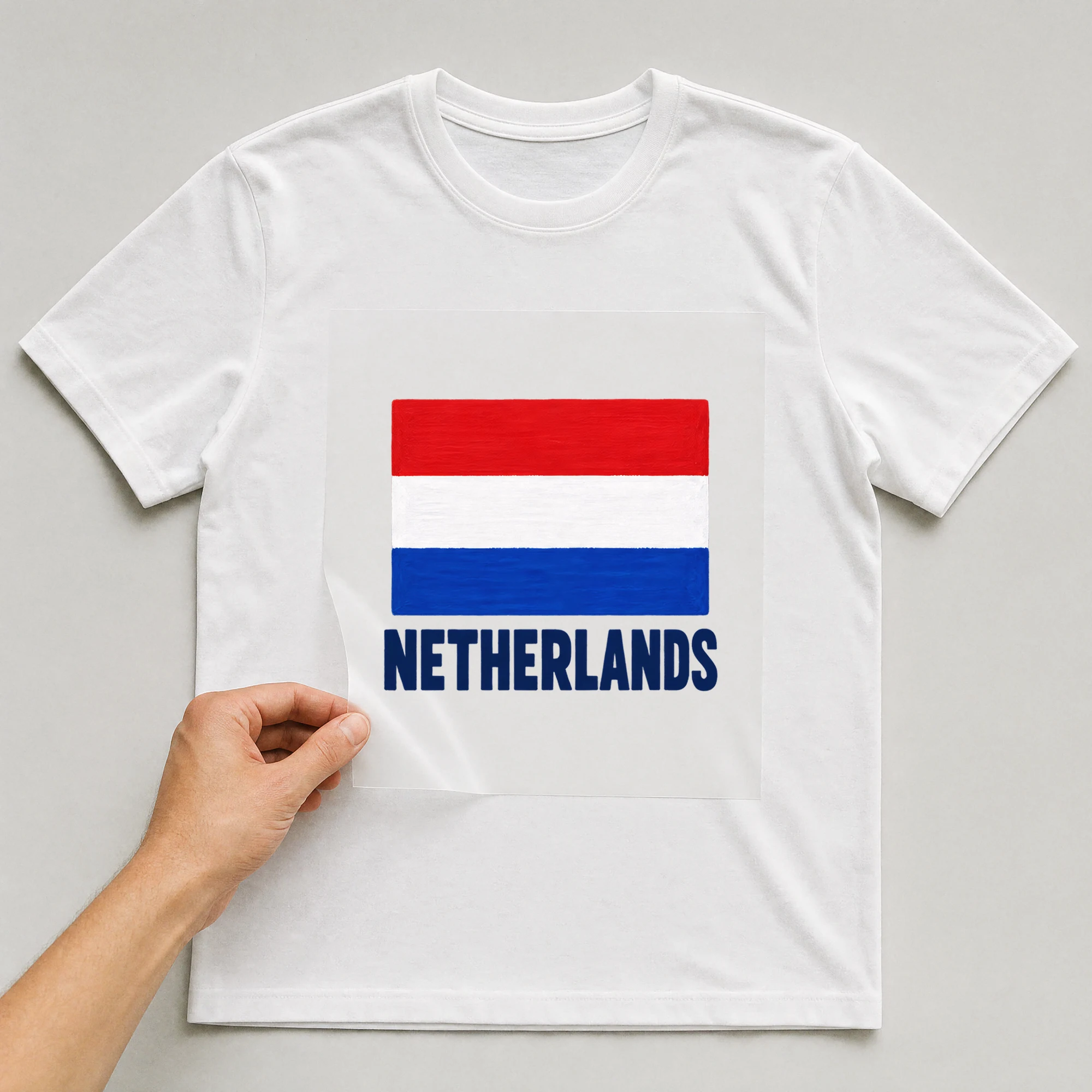 Bügelbild „Netherlands“ auf weißem T-Shirt, Folie wird aufgelegt