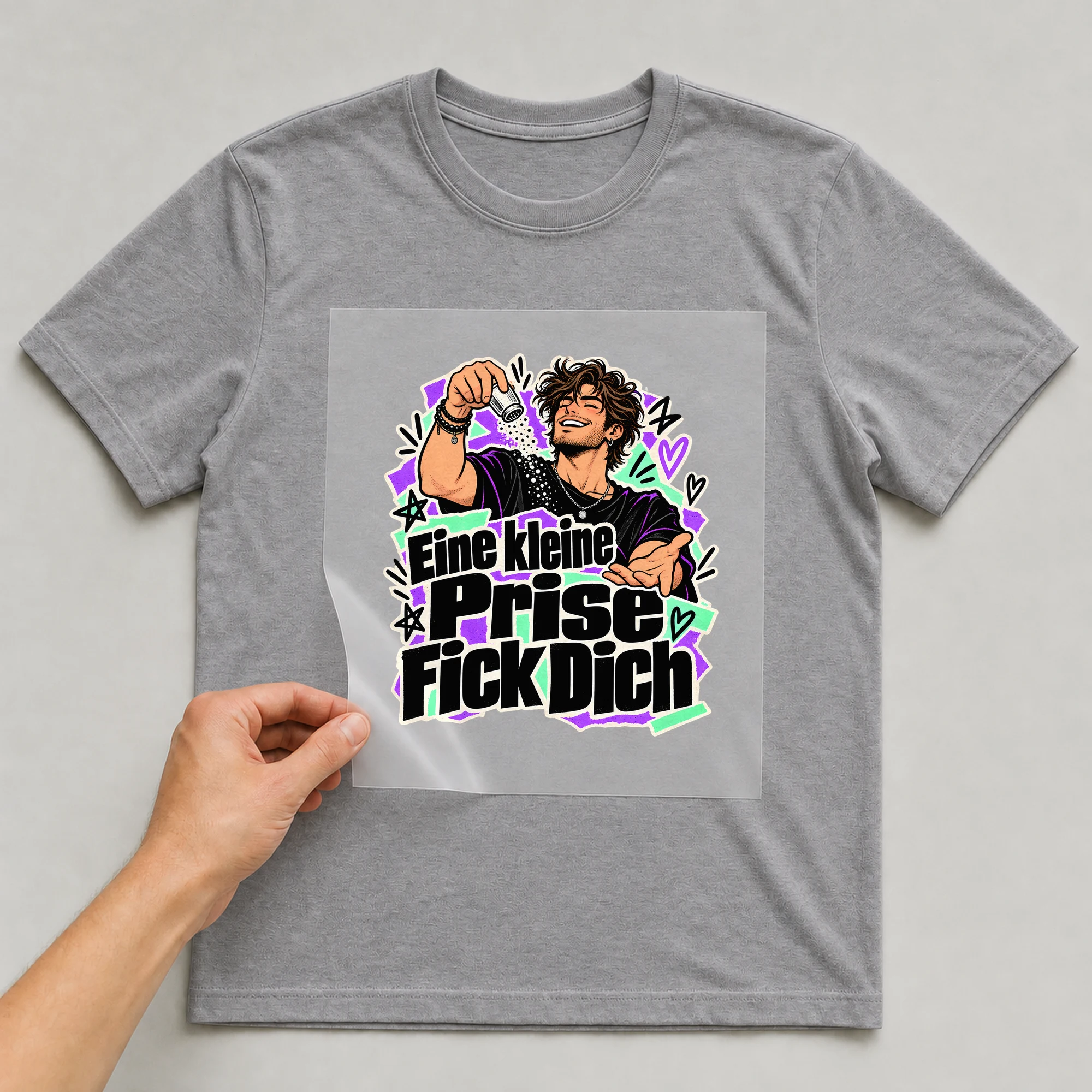 Bügelbild „Eine kleine Prise F*ck Dich“ auf grauem T-Shirt, Folie wird aufgelegt