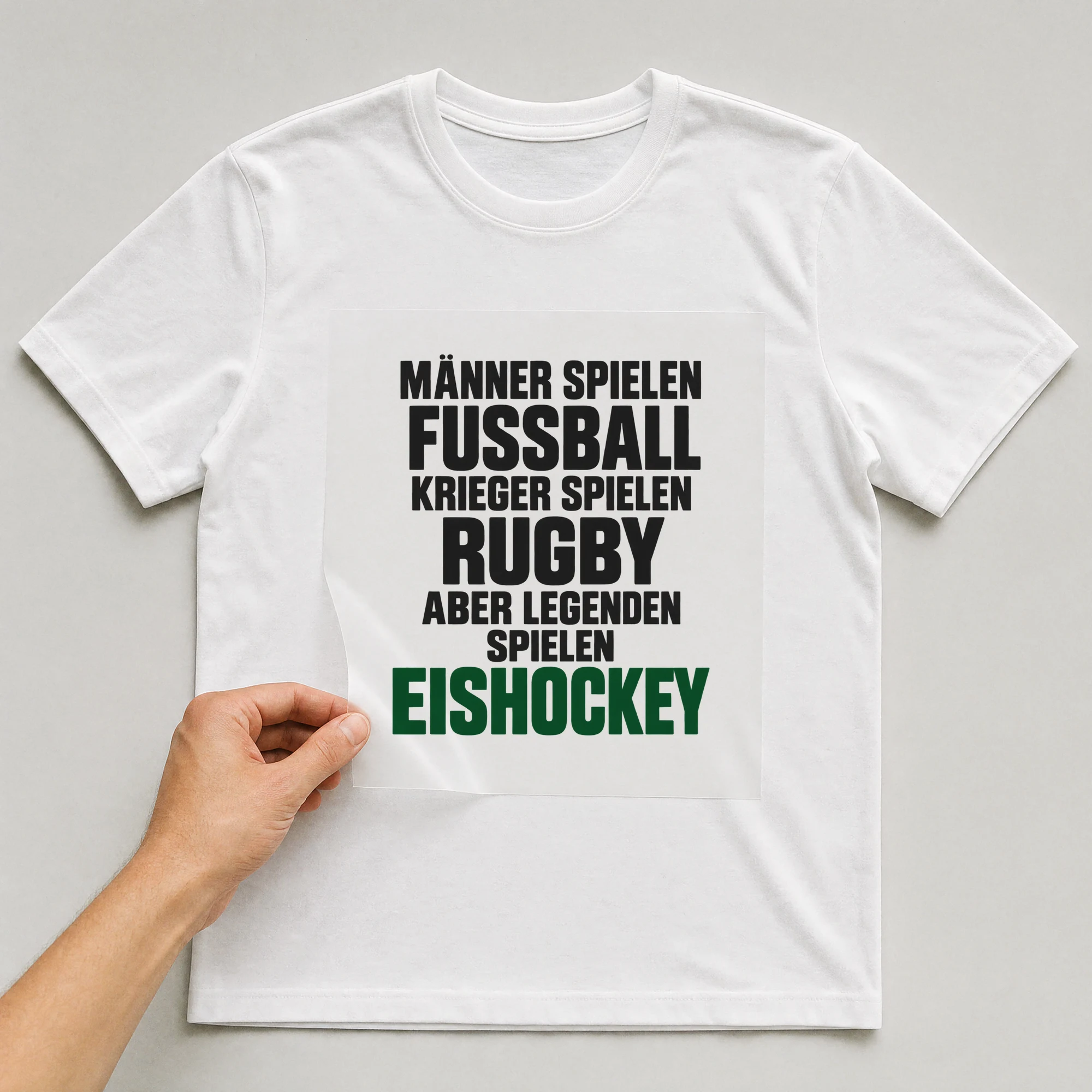 Bügelbild „Männer Spielen Fussball Krieger Spielen Rugby Aber Legenden Spielen Eishockey“ auf weißem T-Shirt, Folie wird aufgelegt