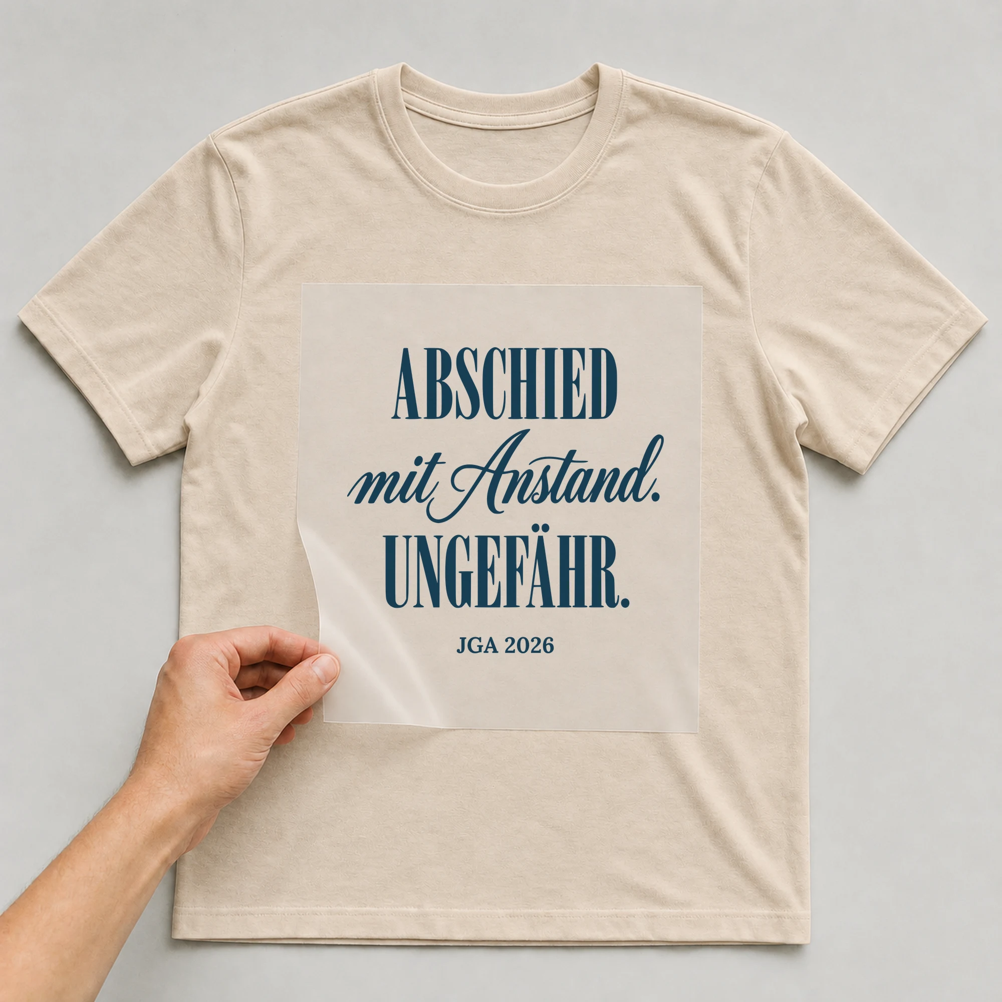 Bügelbild Abschied mit Anstand. Ungefähr. auf beigem T-Shirt, Folie wird aufgelegt
