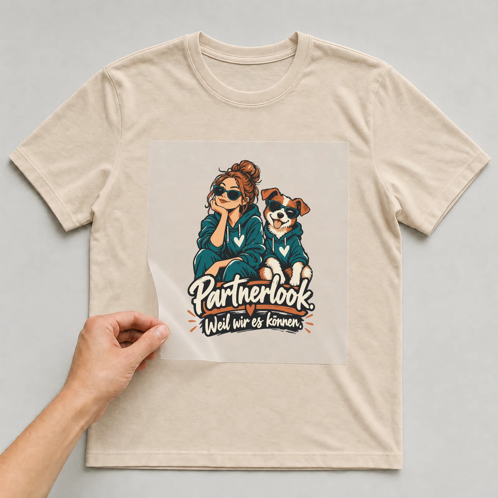 Bügelbild Partnerlook. Weil wir es können. auf beigem T-Shirt, Folie wird aufgelegt