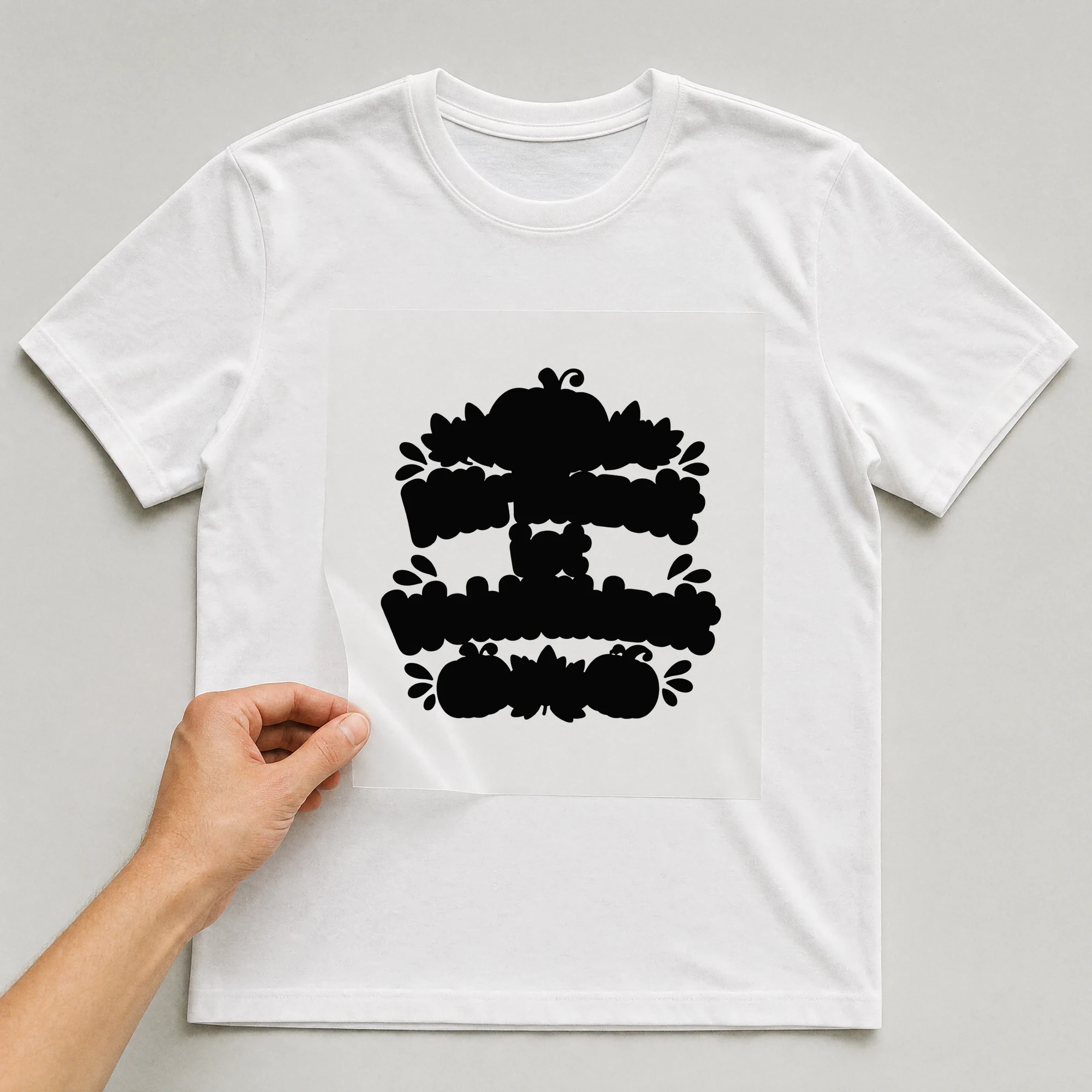 Bügelbild „Kürbiszeit ist Wohlfühlzeit“ auf weißem T-Shirt, Folie wird aufgelegt