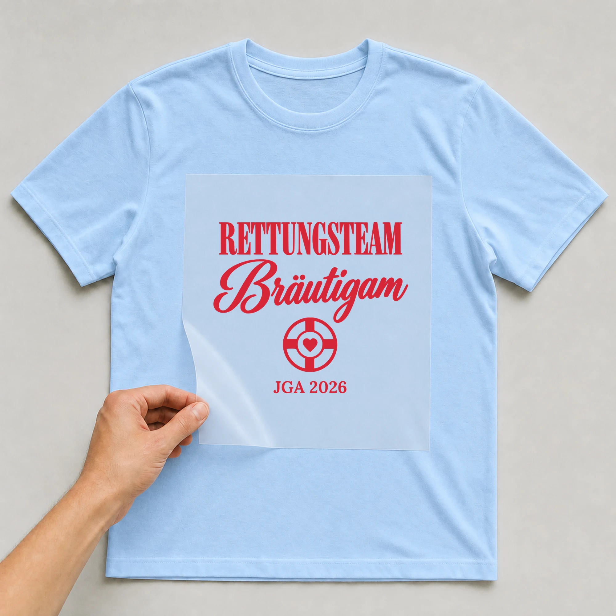 Bügelbild Rettungsteam Bräutigam mit Jahr auf hellblauem T-Shirt, Folie wird aufgelegt