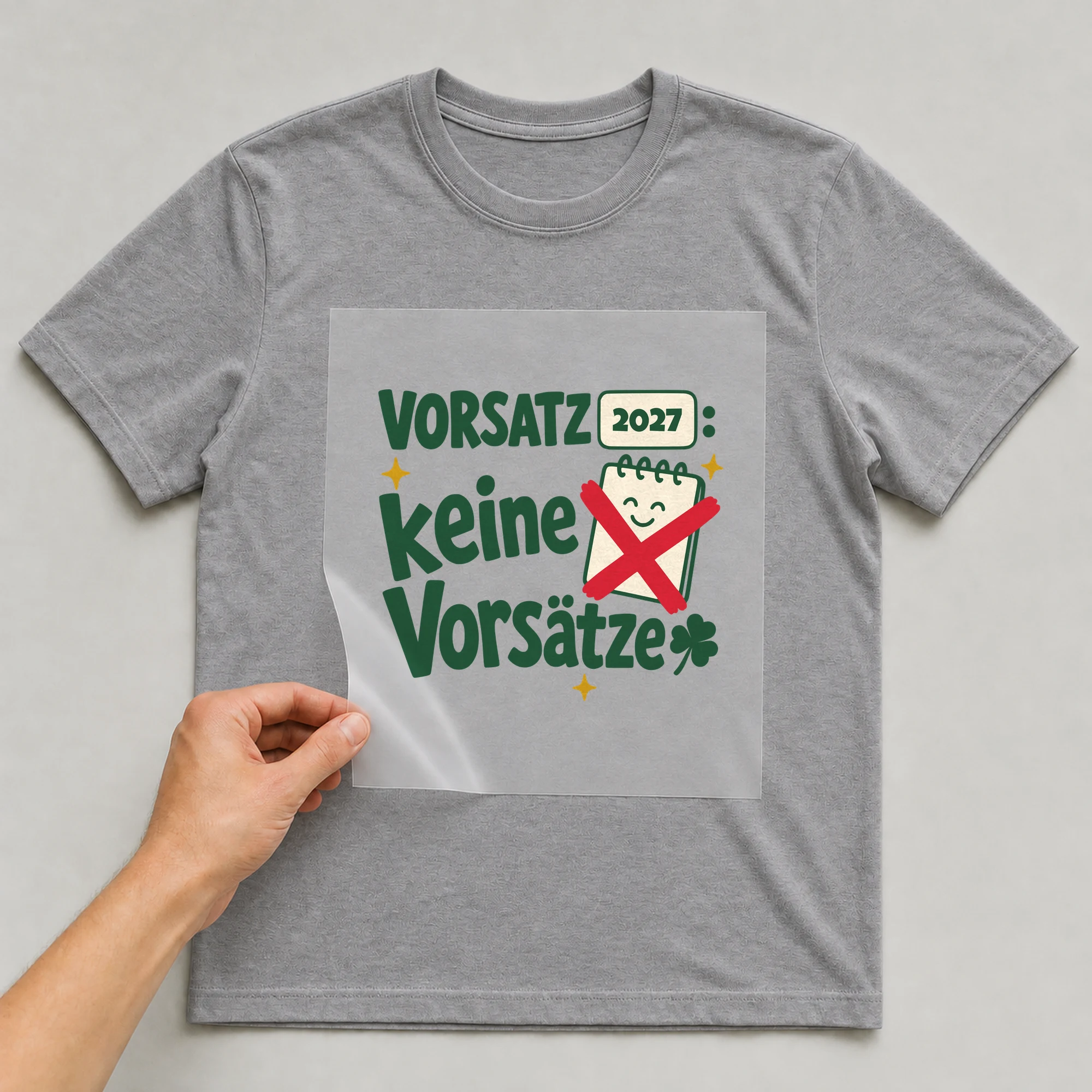 Bügelbild Vorsatz: keine Vorsätze mit Jahr auf grauem T-Shirt, Folie wird aufgelegt