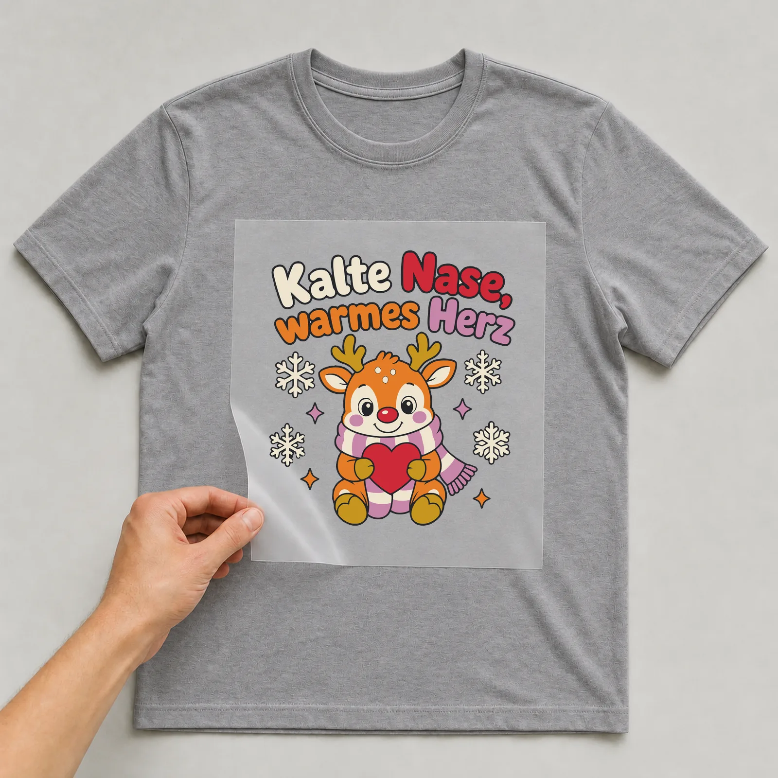 Bügelbild Kalte Nase, warmes Herz auf grauem T-Shirt, Folie wird aufgelegt