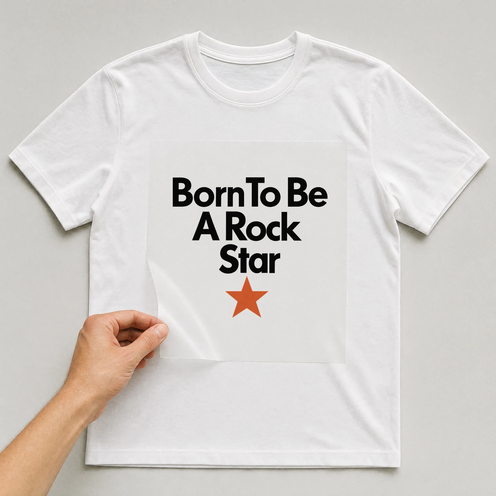 Bügelbild „Born To Be A Rock Star“ auf weißem T-Shirt, Folie wird aufgelegt