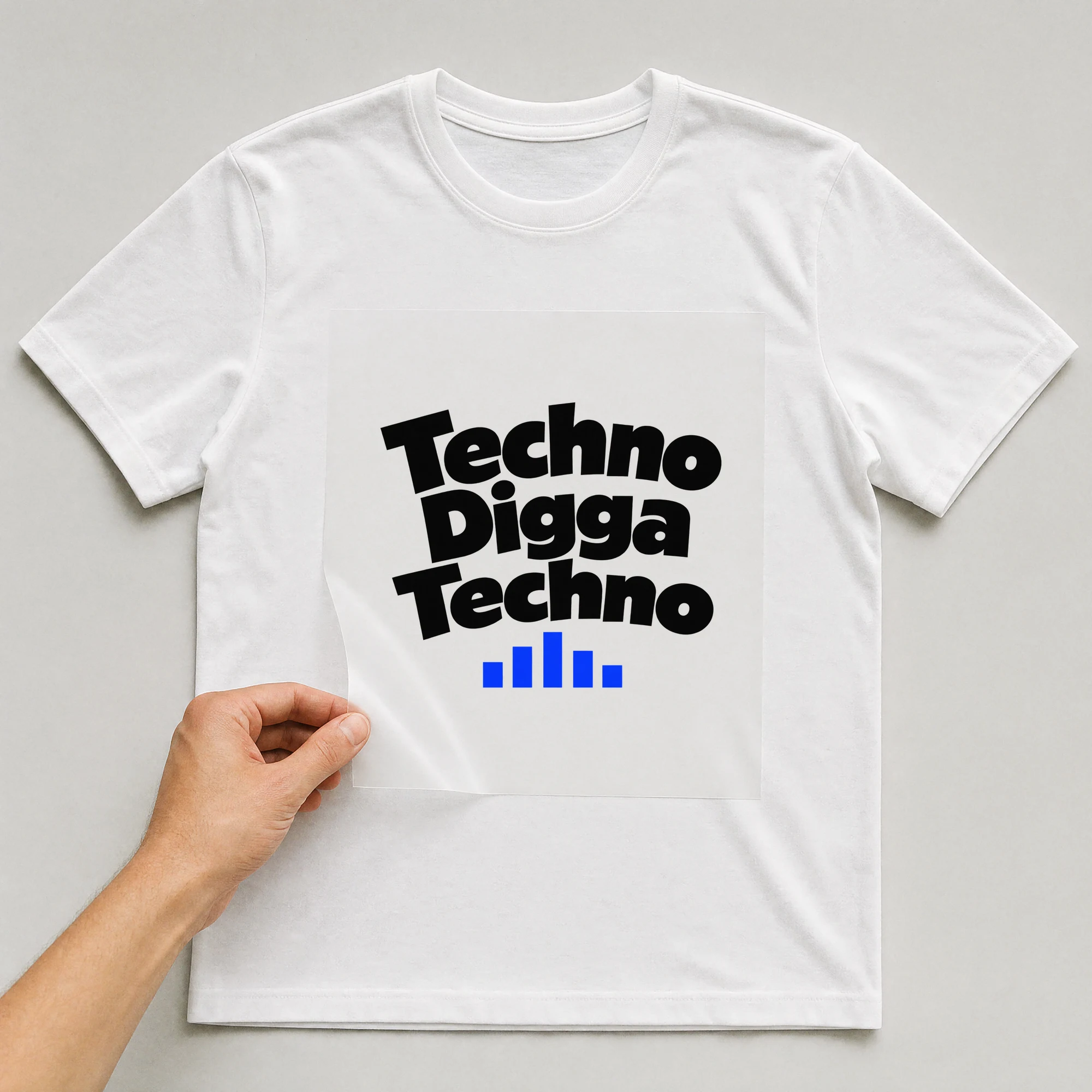 Bügelbild „Techno Digga Techno“ auf weißem T-Shirt, Folie wird aufgelegt
