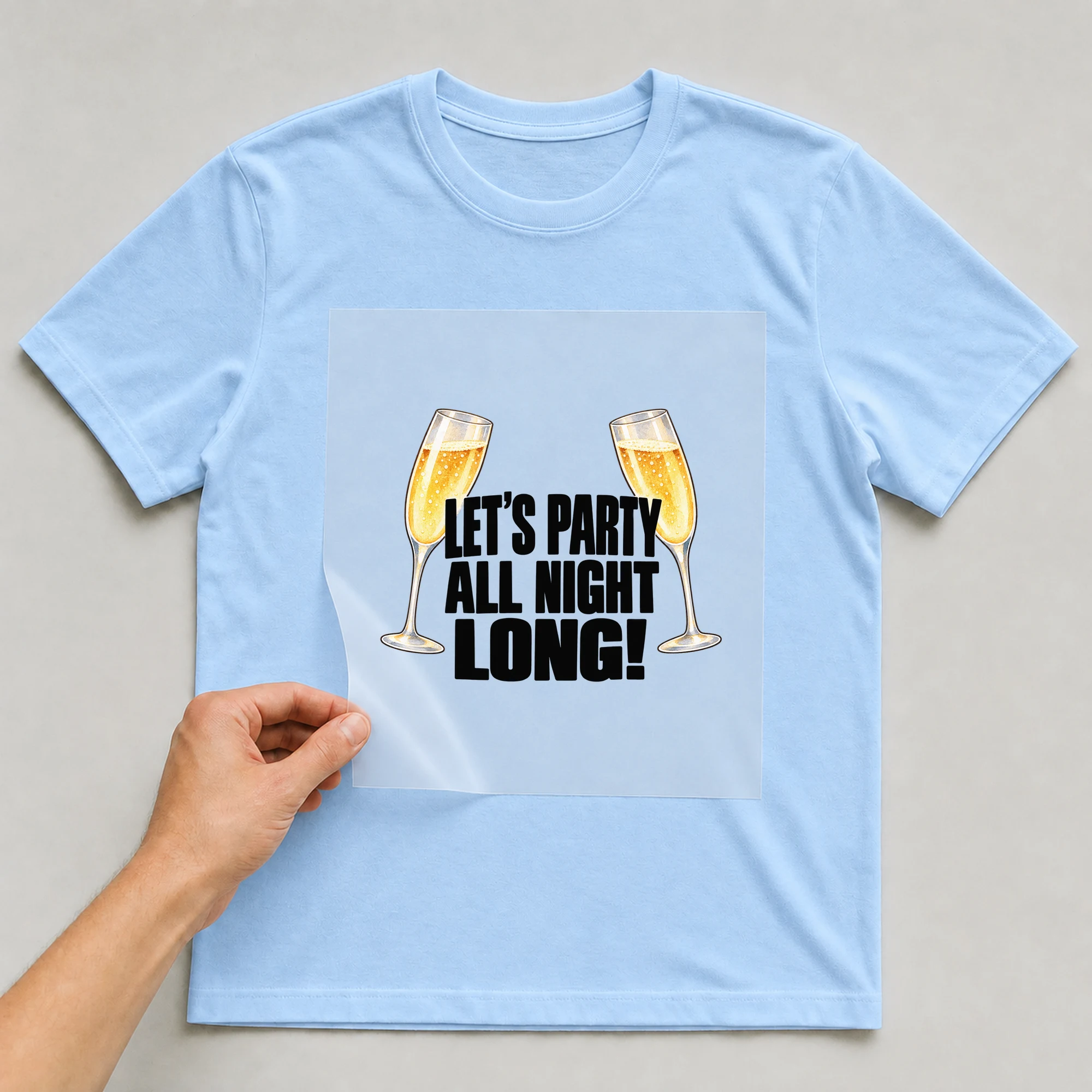 Bügelbild „Let's Party All Night Long!“ auf babyblauem T-Shirt, Folie wird aufgelegt