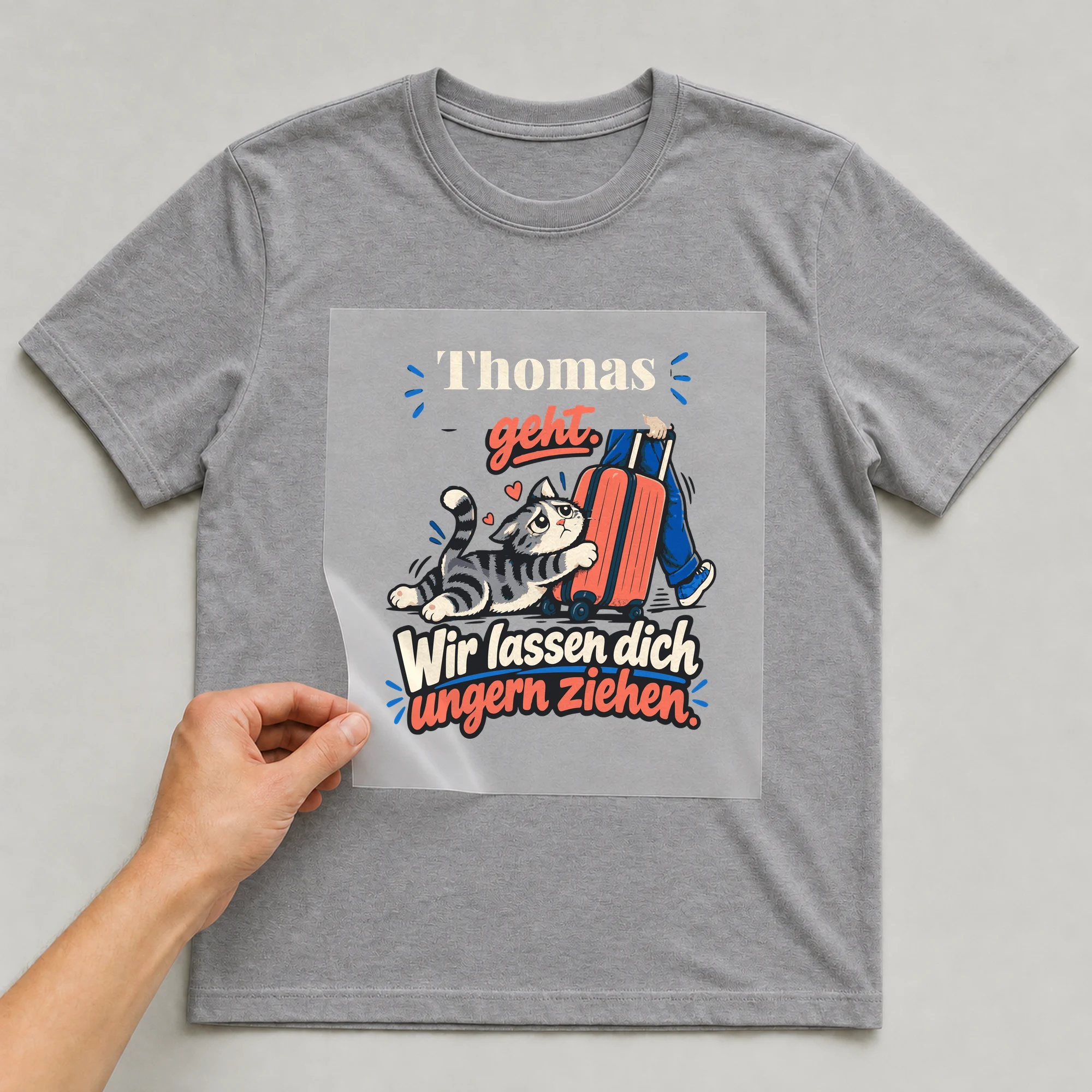 Bügelbild Wir lassen dich ungern ziehen mit Name auf grauem T-Shirt, Folie wird aufgelegt