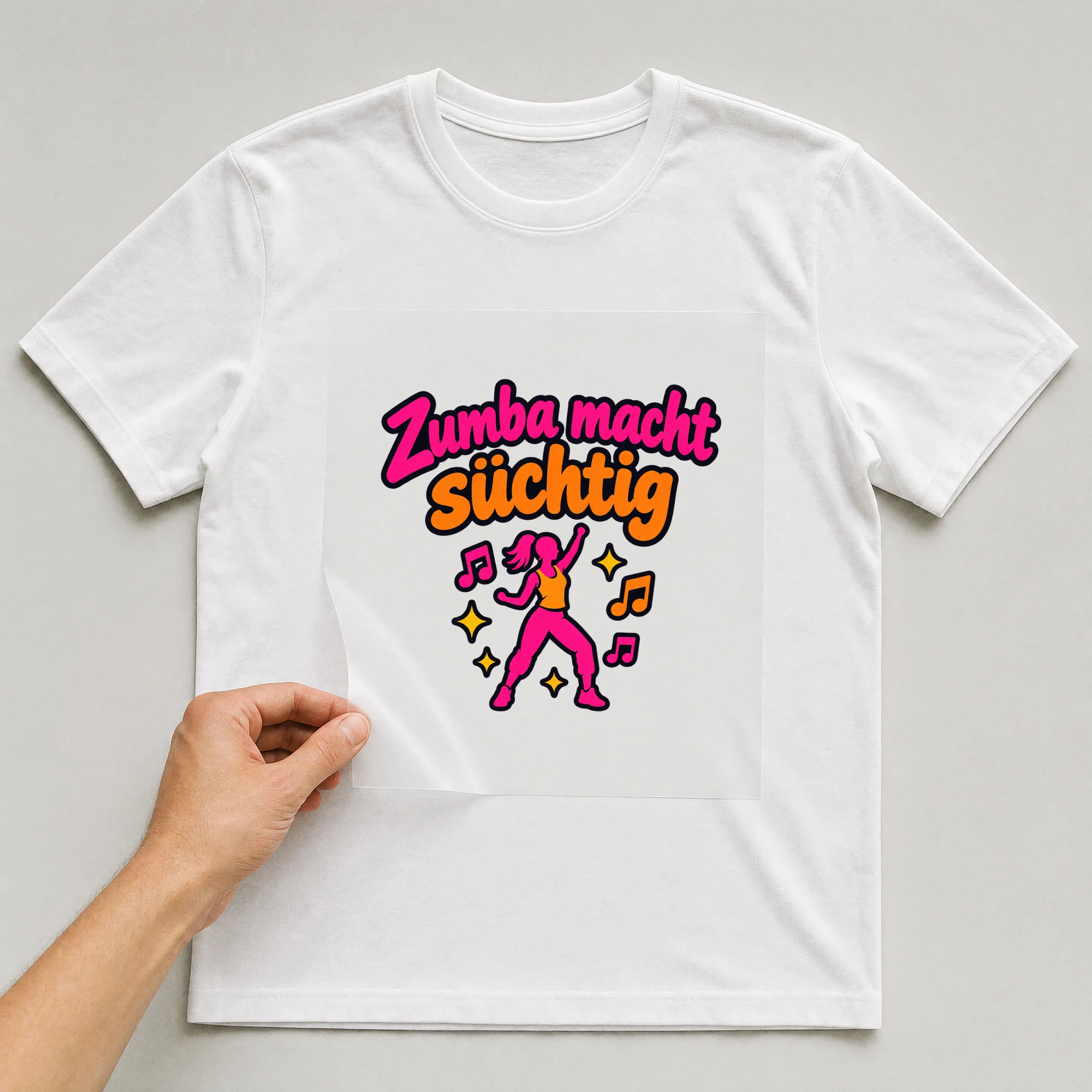 Bügelbild „Zumba macht süchtig“ auf weißem T-Shirt, Folie wird aufgelegt