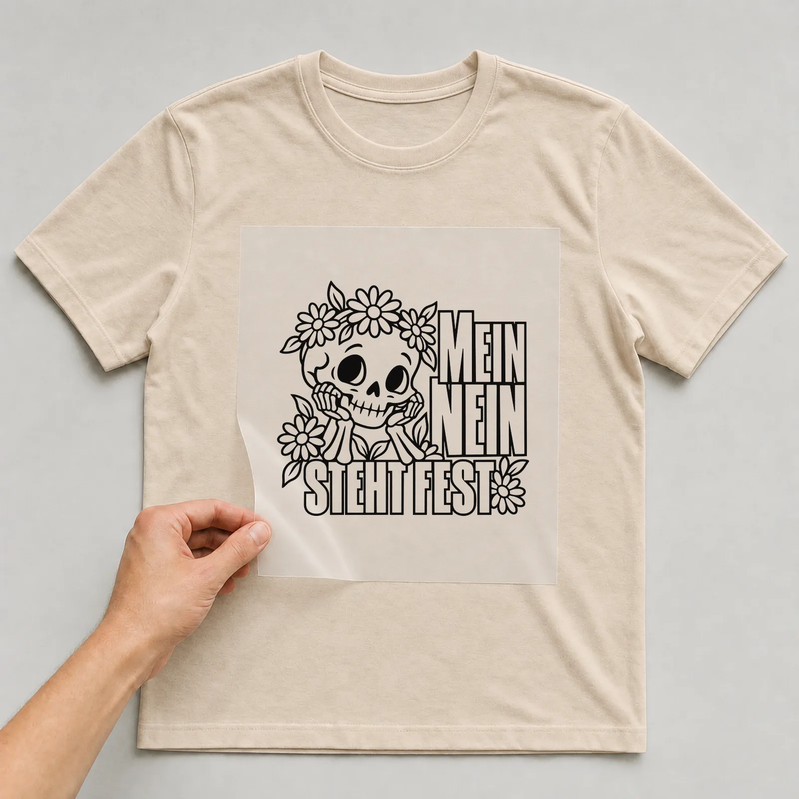 Bügelbild „Mein nein steht fest“ auf beigem T-Shirt, Folie wird aufgelegt
