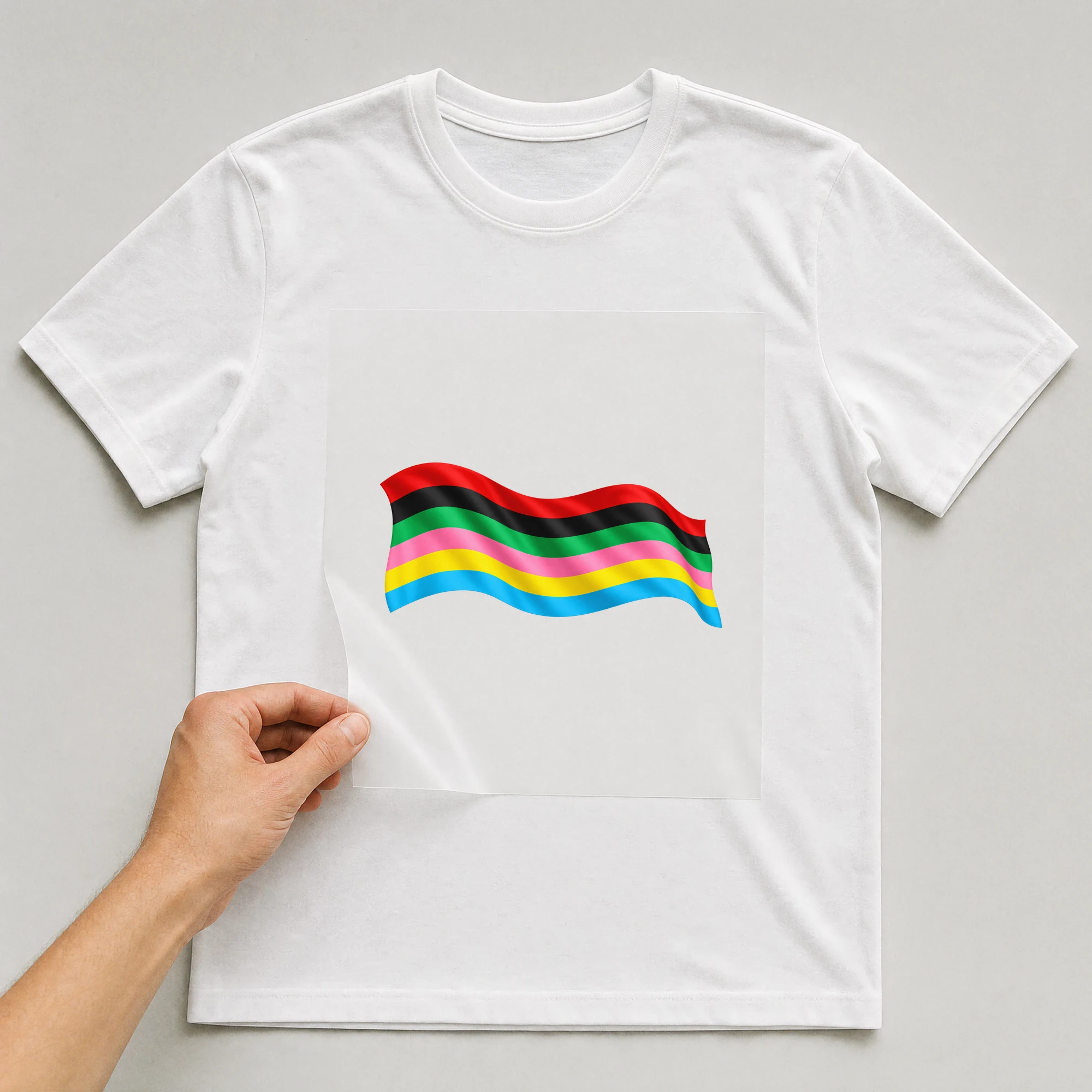 Bügelbild „One Love Fahne“ auf weißem T-Shirt, Folie wird aufgelegt