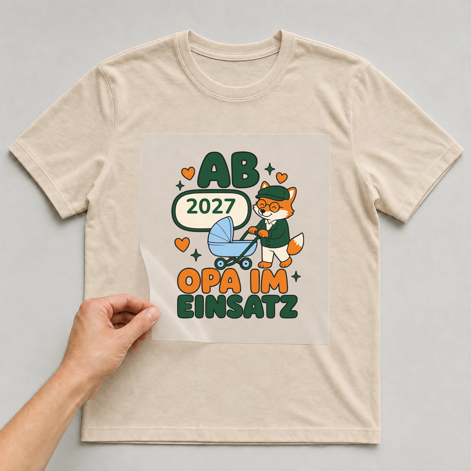Bügelbild Opa im Einsatz mit Jahr auf beigem T-Shirt, Folie wird aufgelegt