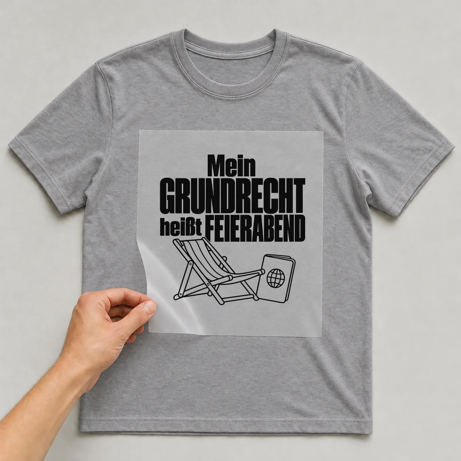 Bügelbild „Mein Grundrecht heißt Feierabend“ auf grauem T-Shirt, Folie wird aufgelegt