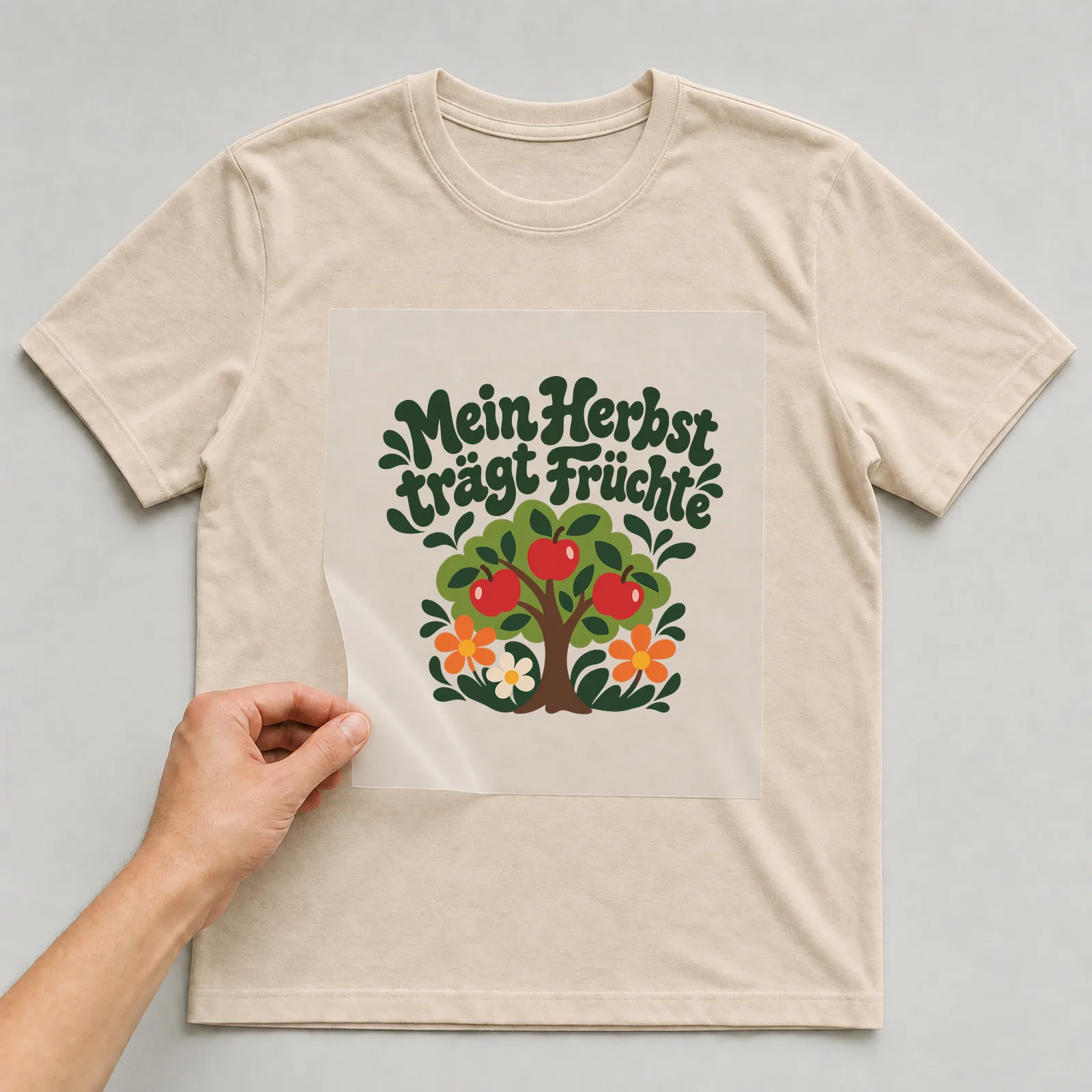 Bügelbild „Mein Herbst trägt Früchte“ auf beigem T-Shirt, Folie wird aufgelegt