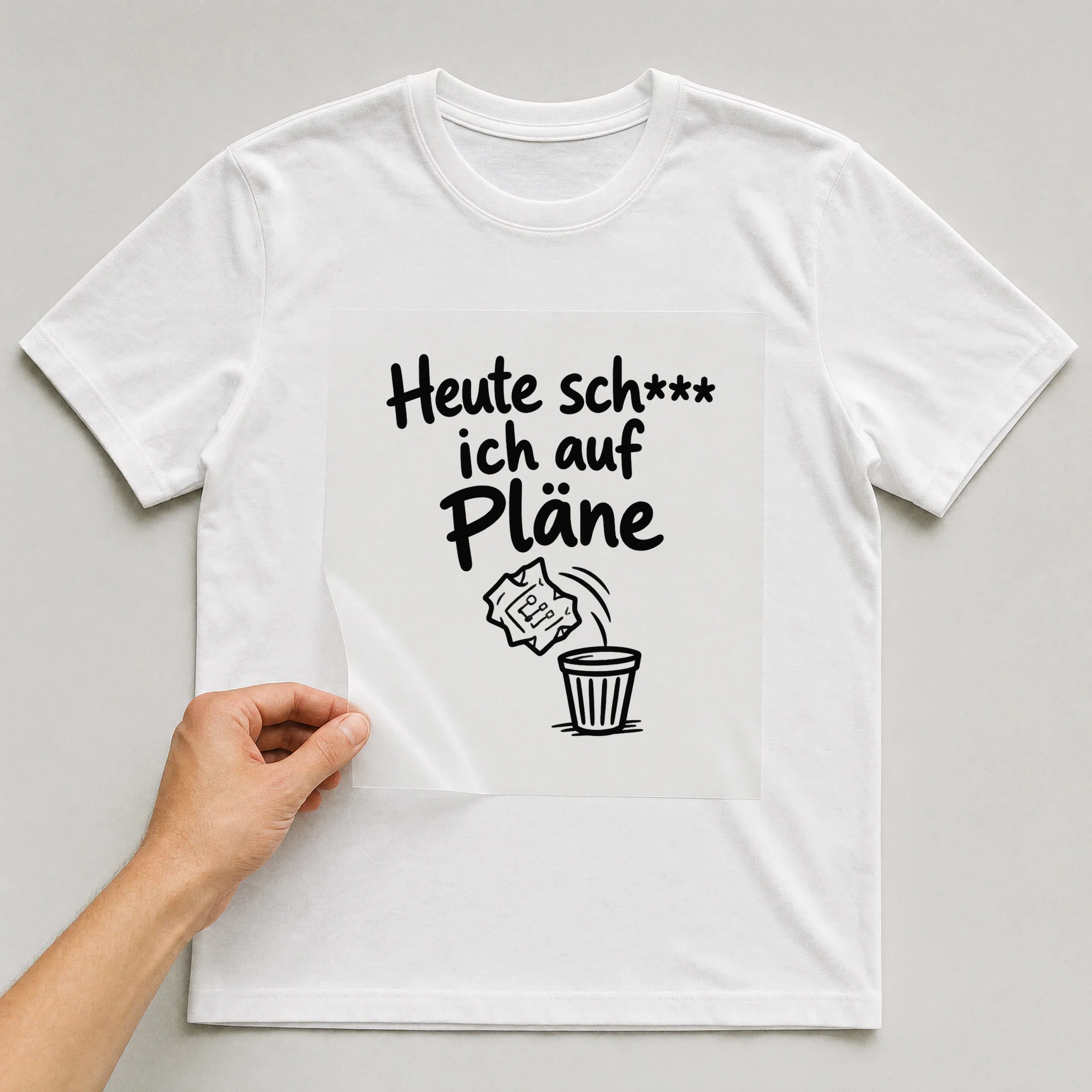 Bügelbild „Heute sch*** ich auf Pläne“ auf weißem T-Shirt, Folie wird aufgelegt
