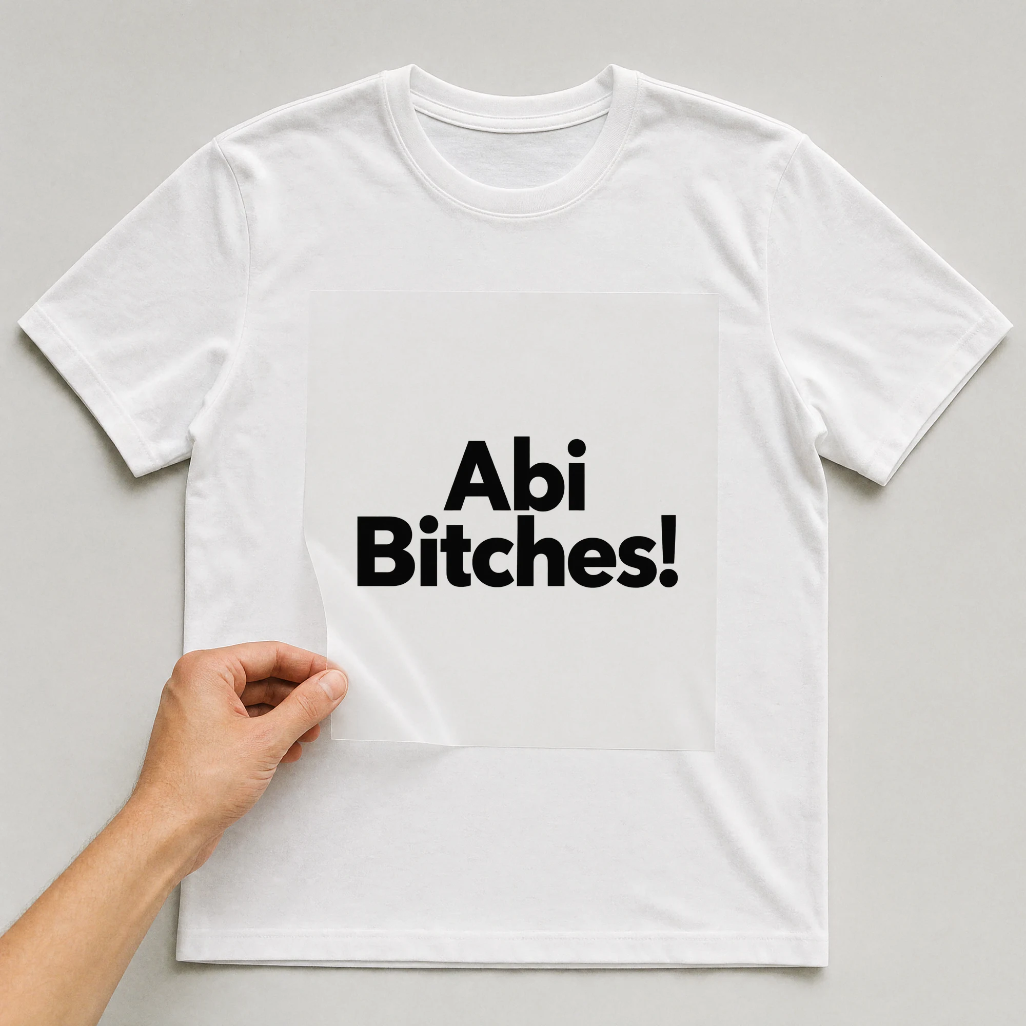 Bügelbild „Abi B*tches!“ auf weißem T-Shirt, Folie wird aufgelegt