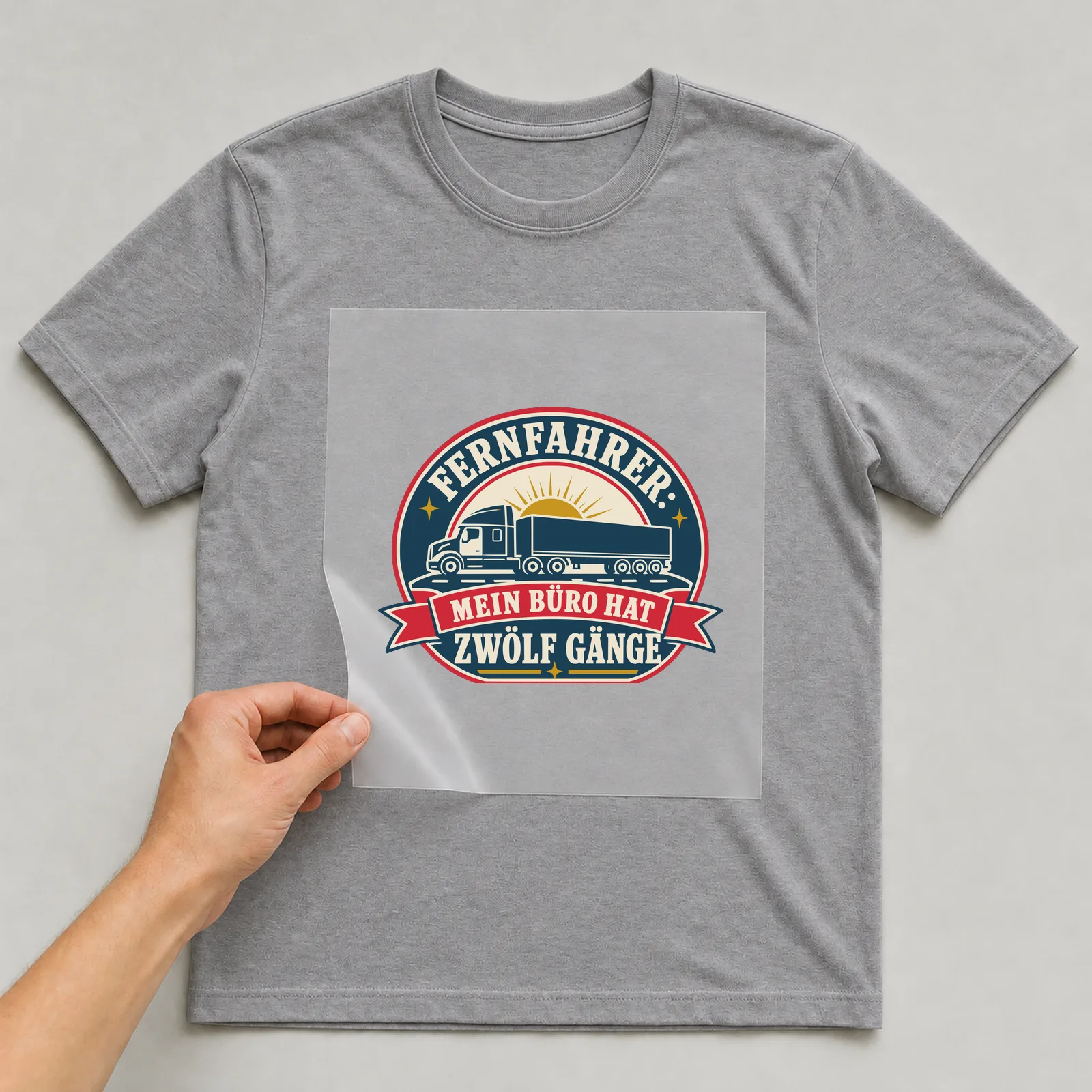 Bügelbild Fernfahrer: Mein Büro hat zwölf Gänge auf grauem T-Shirt, Folie wird aufgelegt