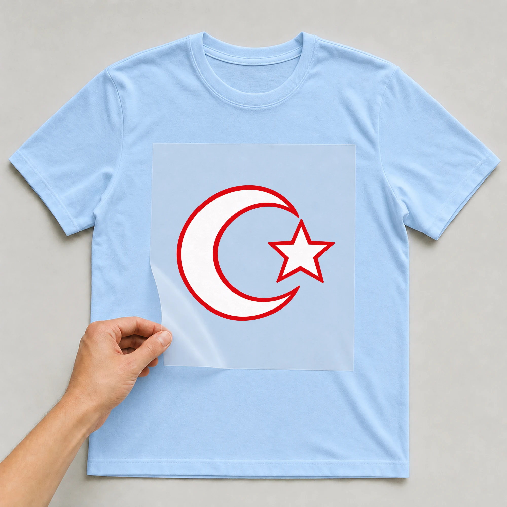 Bügelbild „Türkei Halbmond Mit Stern“ auf babyblauem T-Shirt, Folie wird aufgelegt