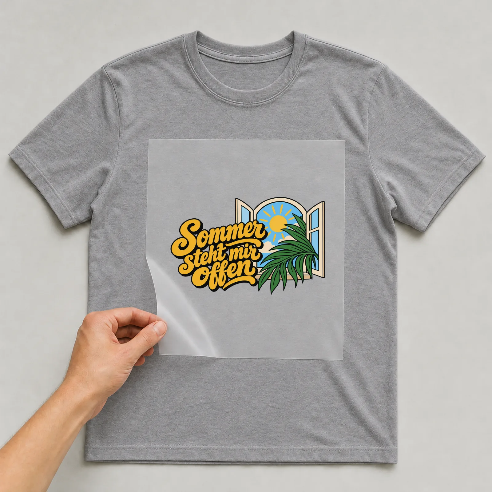 Bügelbild „Sommer steht mir offen“ auf grauem T-Shirt, Folie wird aufgelegt