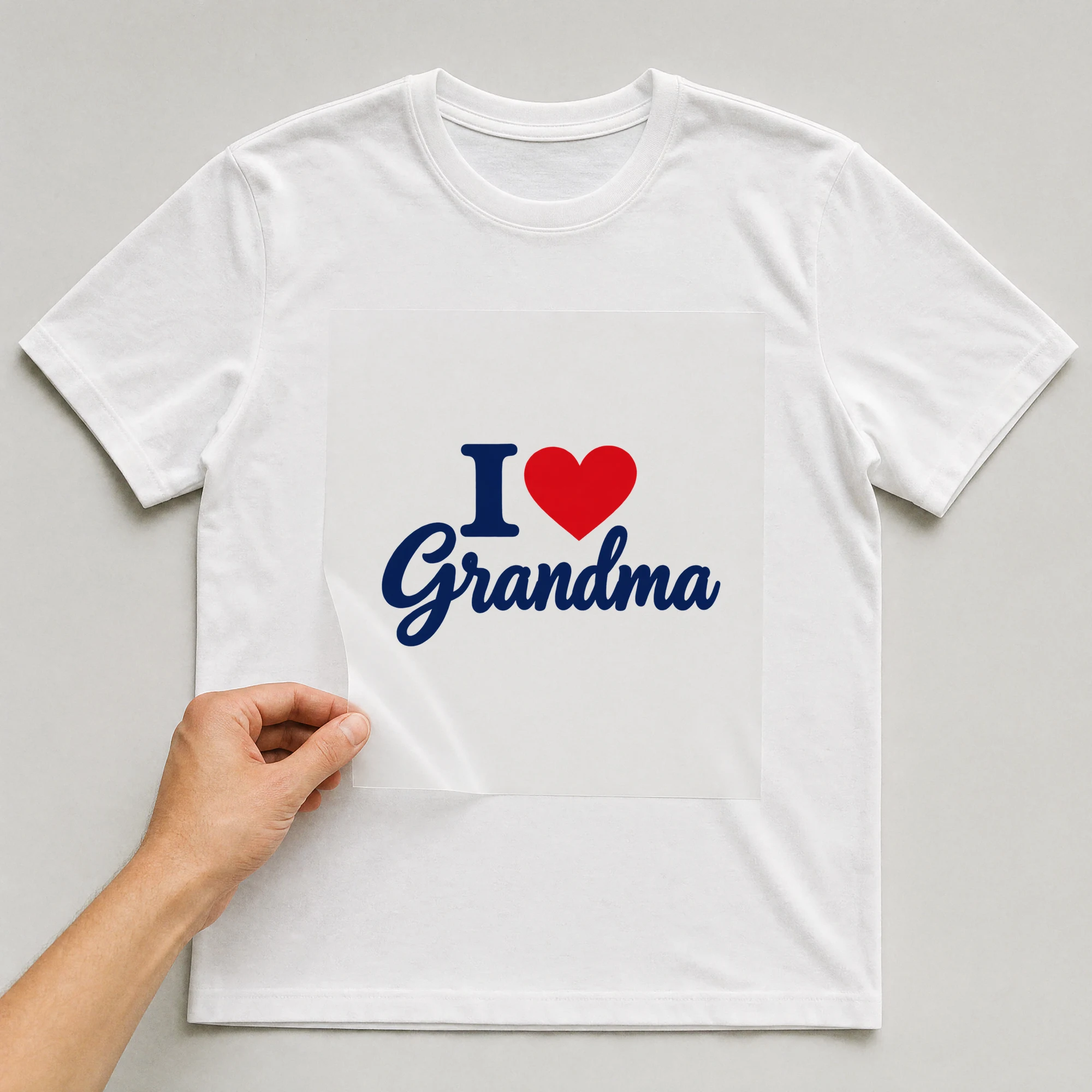 Bügelbild „I Grandma“ auf weißem T-Shirt, Folie wird aufgelegt