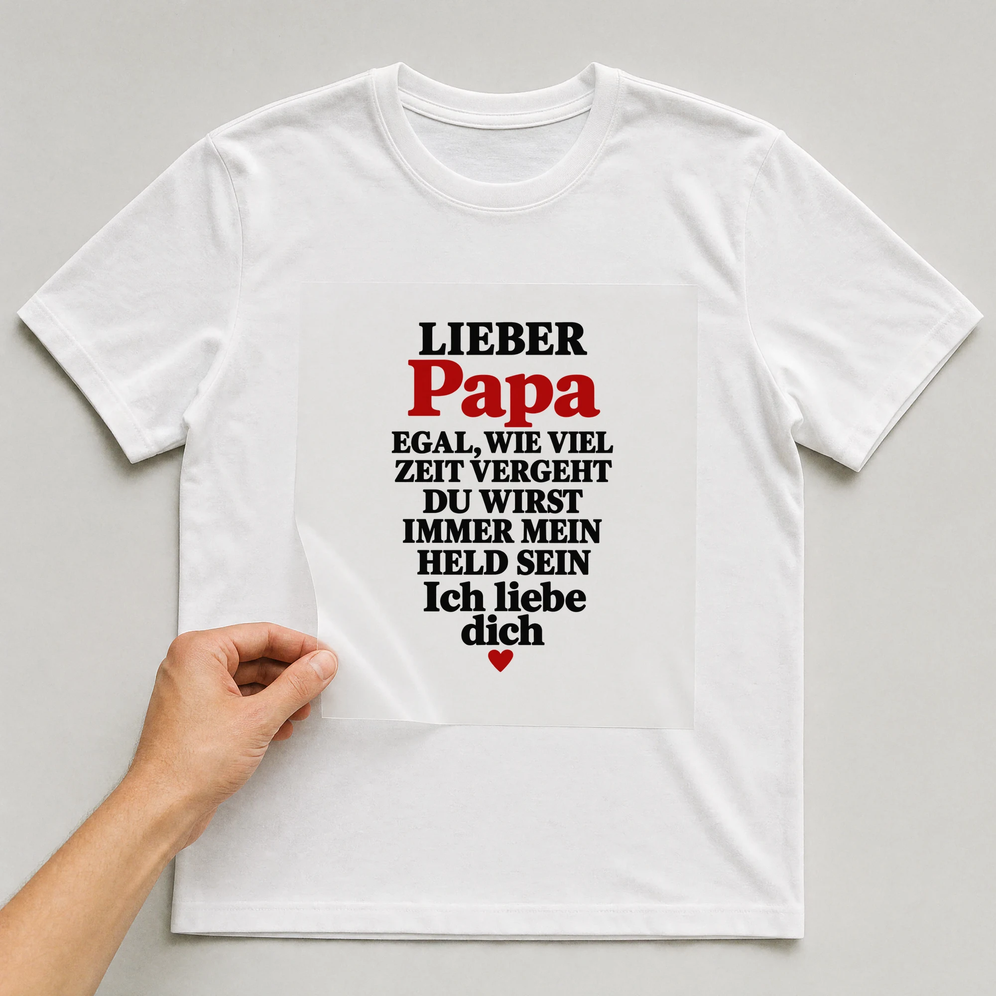Bügelbild „Lieber Papa egal, wie viel Zeit Vergeht du wirst immer mein Held sein ich“ auf weißem T-Shirt, Folie wird aufgelegt