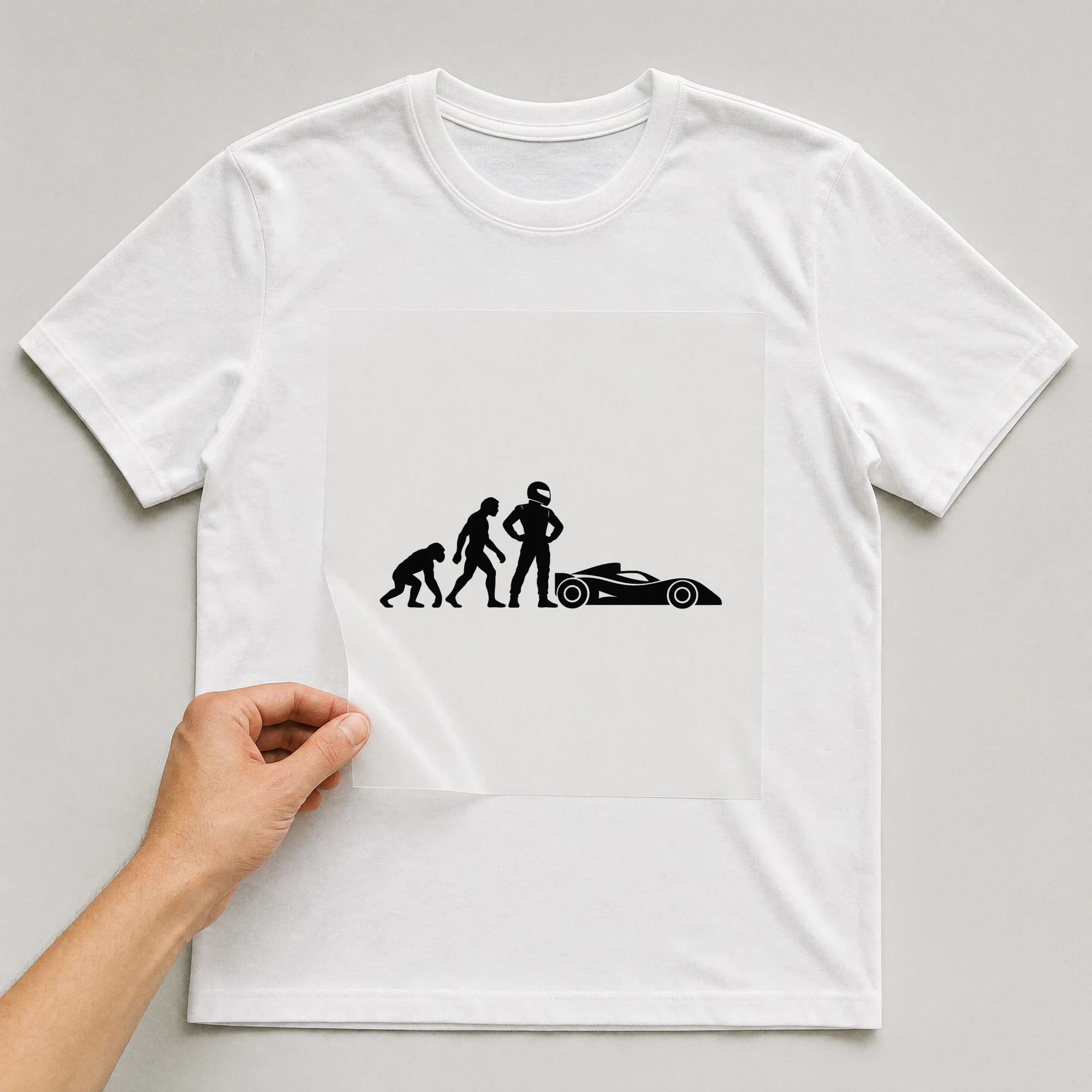 Bügelbild „Evolution Racer“ auf weißem T-Shirt, Folie wird aufgelegt