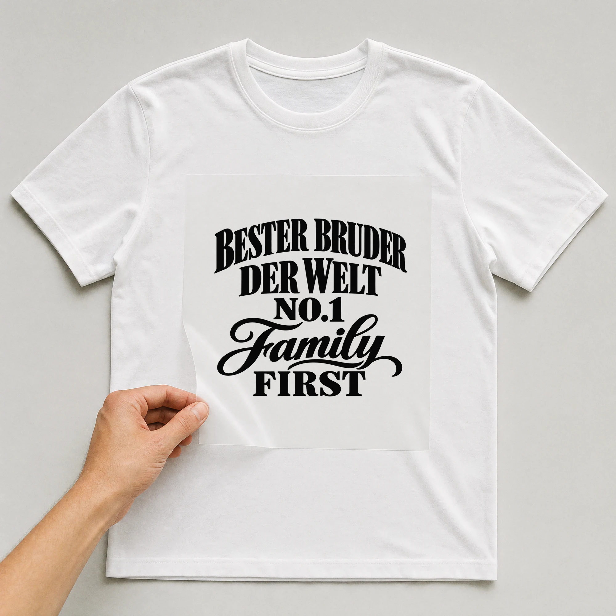 Bügelbild „Bester Bruder Der Welt No.1 Family First“ auf weißem T-Shirt, Folie wird aufgelegt