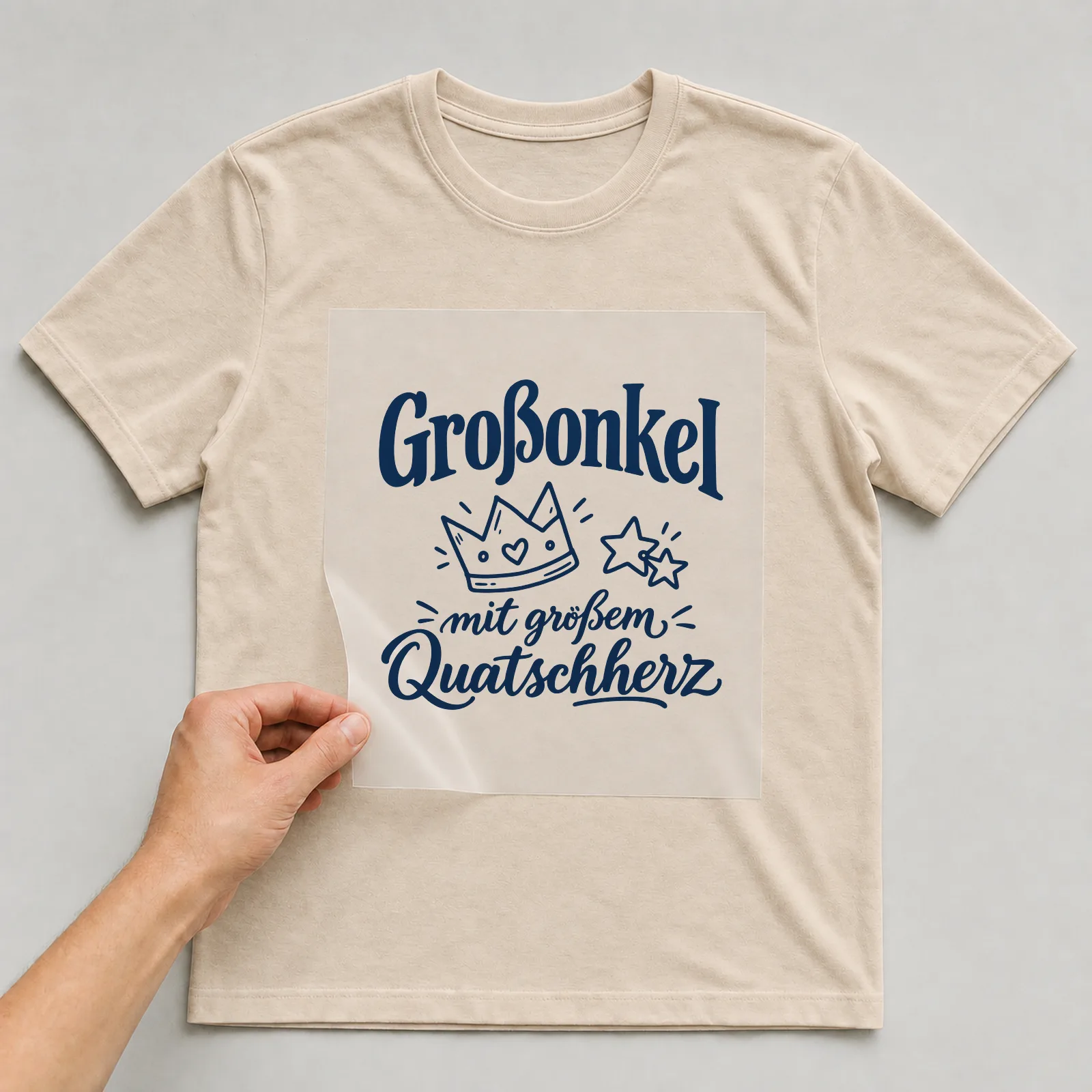 Bügelbild „Großonkel mit großem Quatschherz“ auf beigem T-Shirt, Folie wird aufgelegt