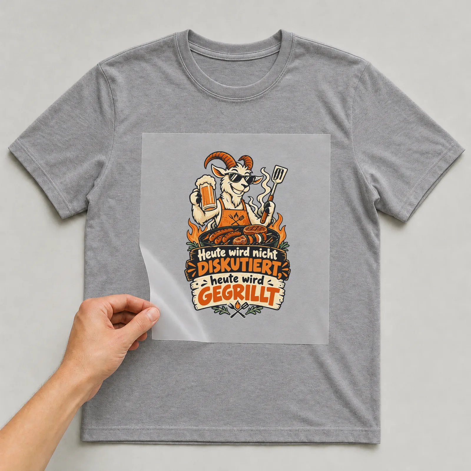 Bügelbild Heute wird nicht diskutiert, heute wird gegrillt auf grauem T-Shirt, Folie wird aufgelegt
