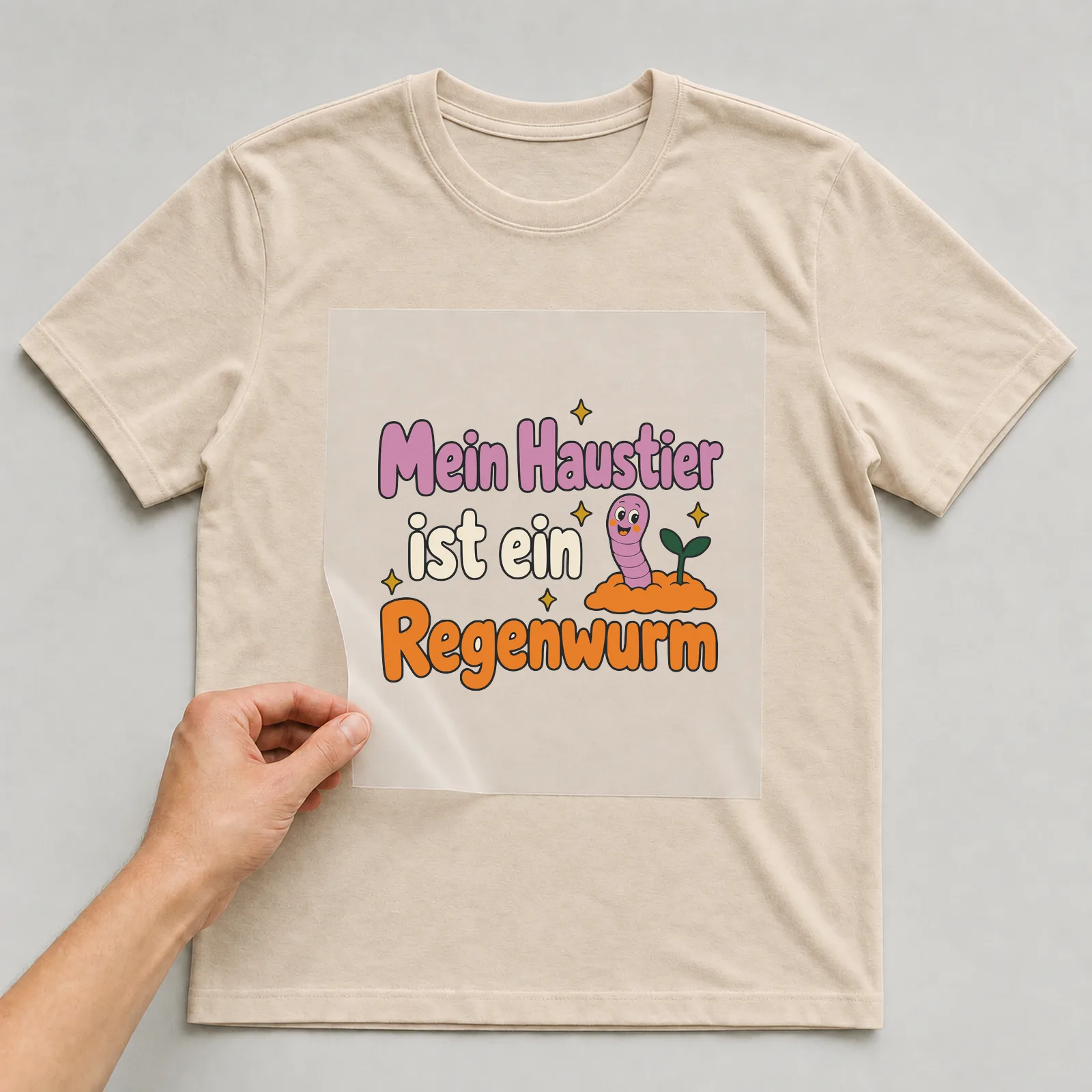 Bügelbild Mein Haustier ist ein Regenwurm auf beigem T-Shirt, Folie wird aufgelegt