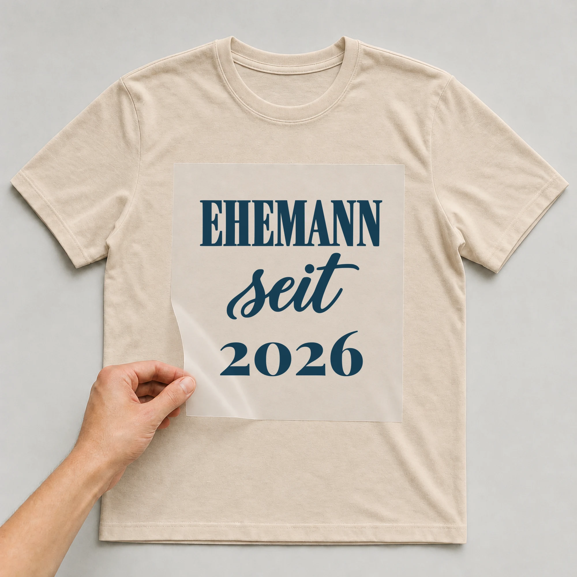 Bügelbild Ehemann seit mit Jahr auf beigem T-Shirt, Folie wird aufgelegt