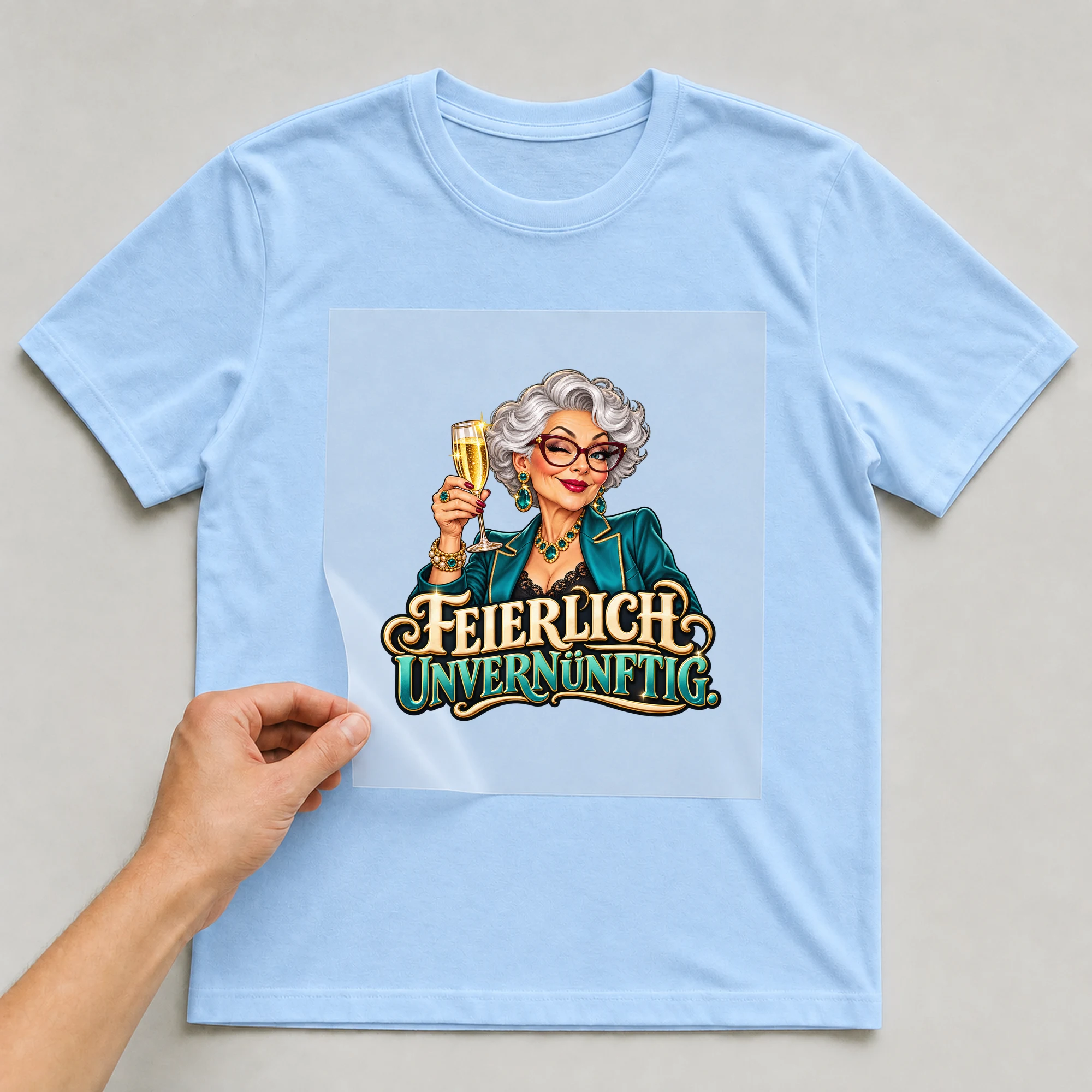 Bügelbild „Feierlich unvernünftig.“ auf babyblauem T-Shirt, Folie wird aufgelegt