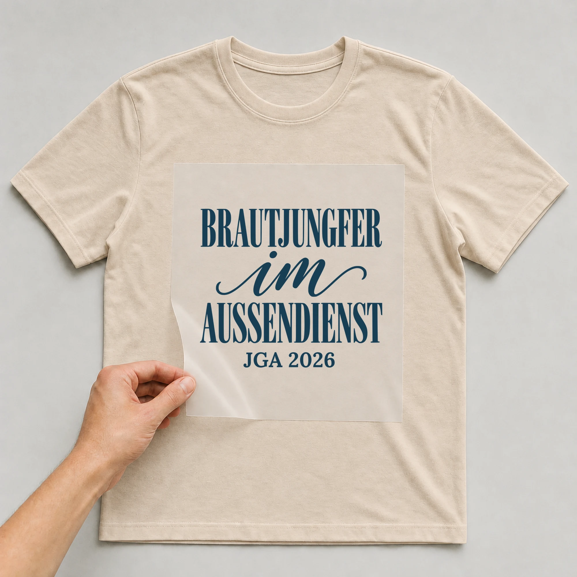 Bügelbild Brautjungfer im Außendienst auf beigem T-Shirt, Folie wird aufgelegt