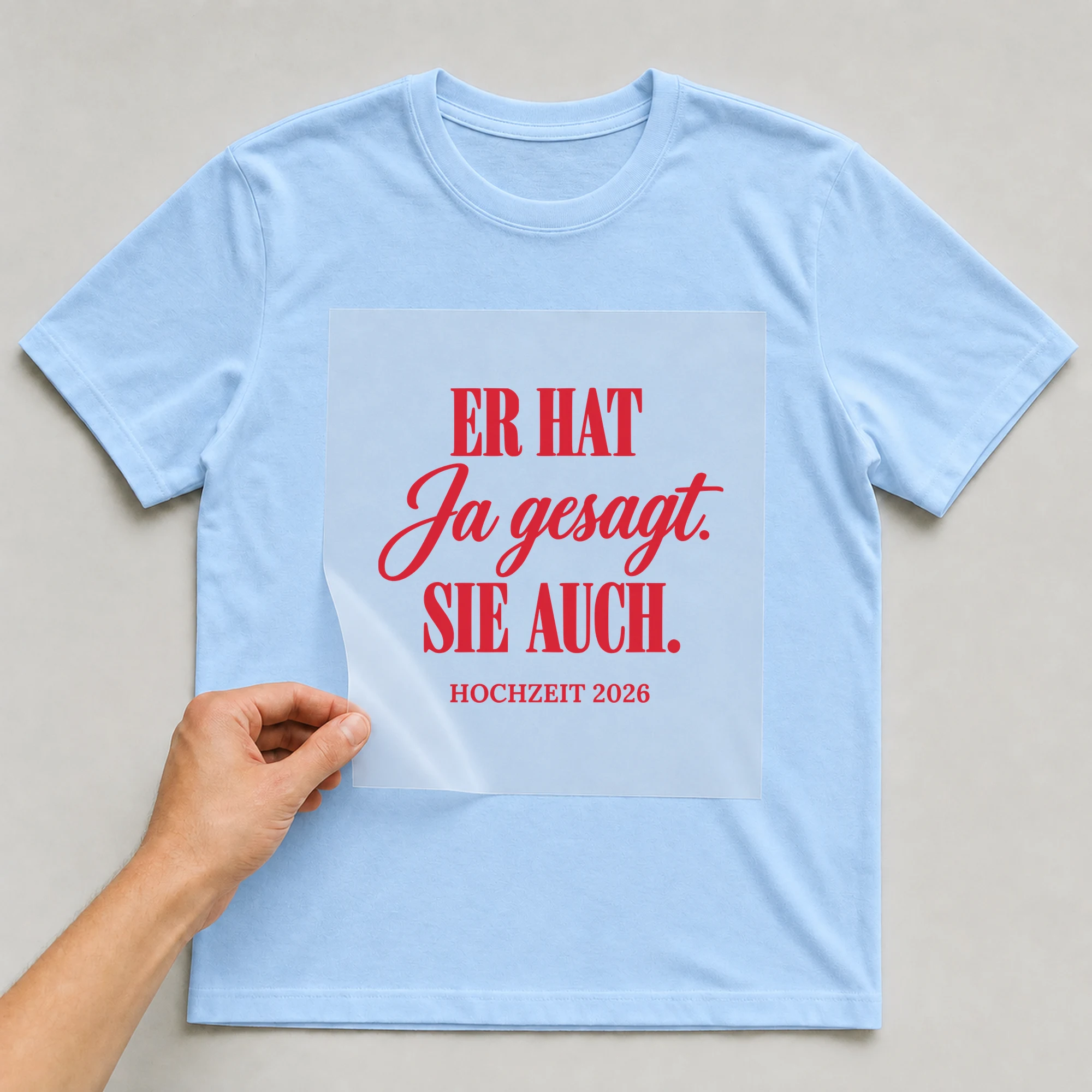 Bügelbild Er hat Ja gesagt. Sie auch mit Jahr auf hellblauem T-Shirt, Folie wird aufgelegt