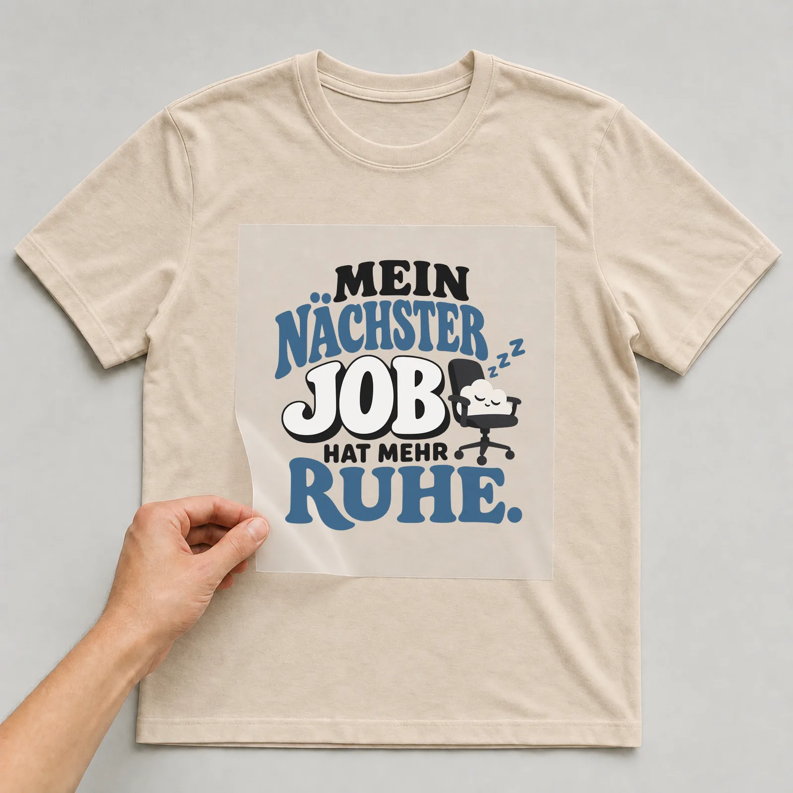 Bügelbild „Mein nächster Job hat mehr Ruhe“ auf beigem T-Shirt, Folie wird aufgelegt