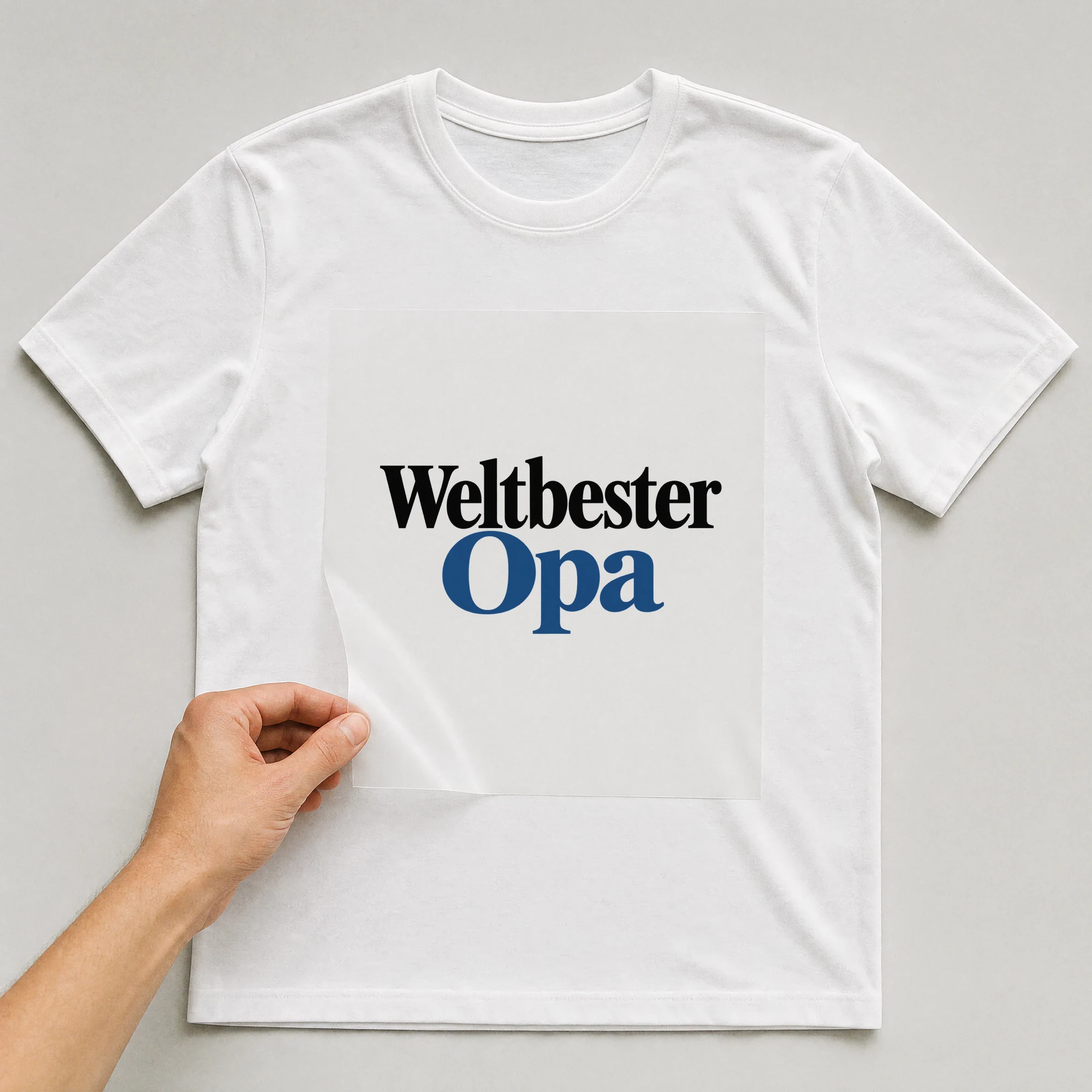 Bügelbild „Weltbester Opa“ auf weißem T-Shirt, Folie wird aufgelegt