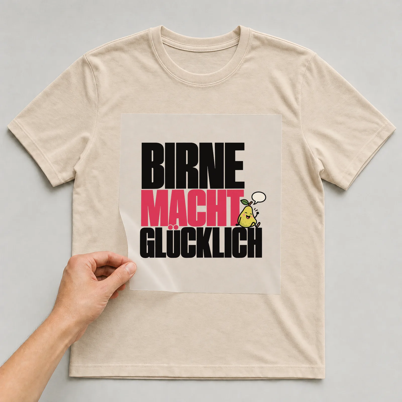 Bügelbild „Birne macht glücklich“ auf beigem T-Shirt, Folie wird aufgelegt
