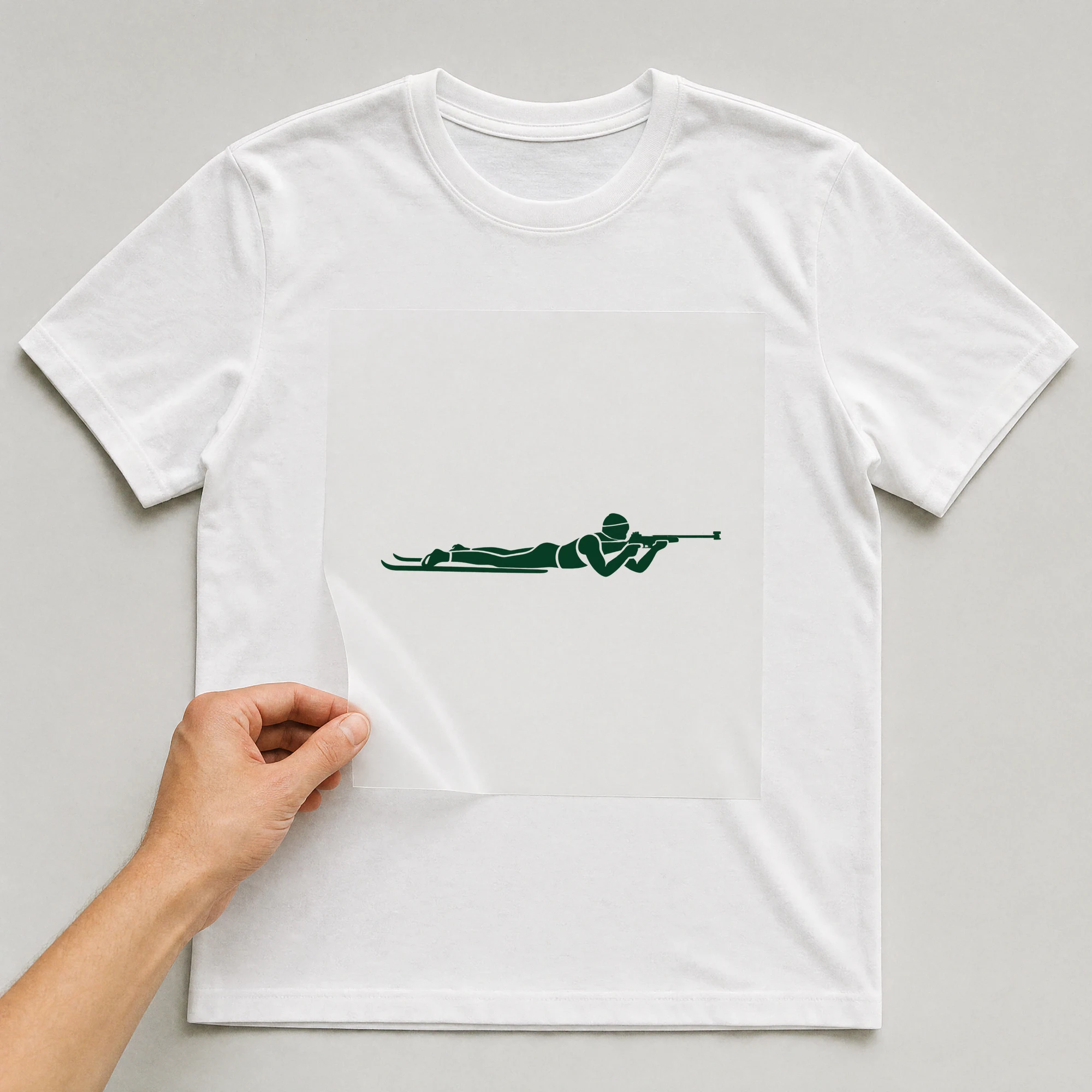 Bügelbild „Biathlon Liegend“ auf weißem T-Shirt, Folie wird aufgelegt