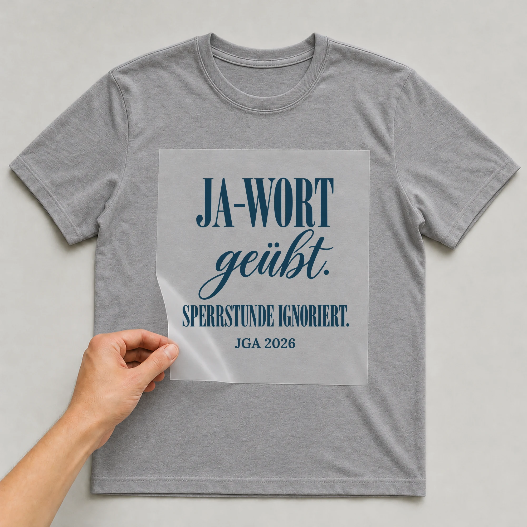 Bügelbild Ja-Wort geübt. Sperrstunde ignoriert. auf grauem T-Shirt, Folie wird aufgelegt